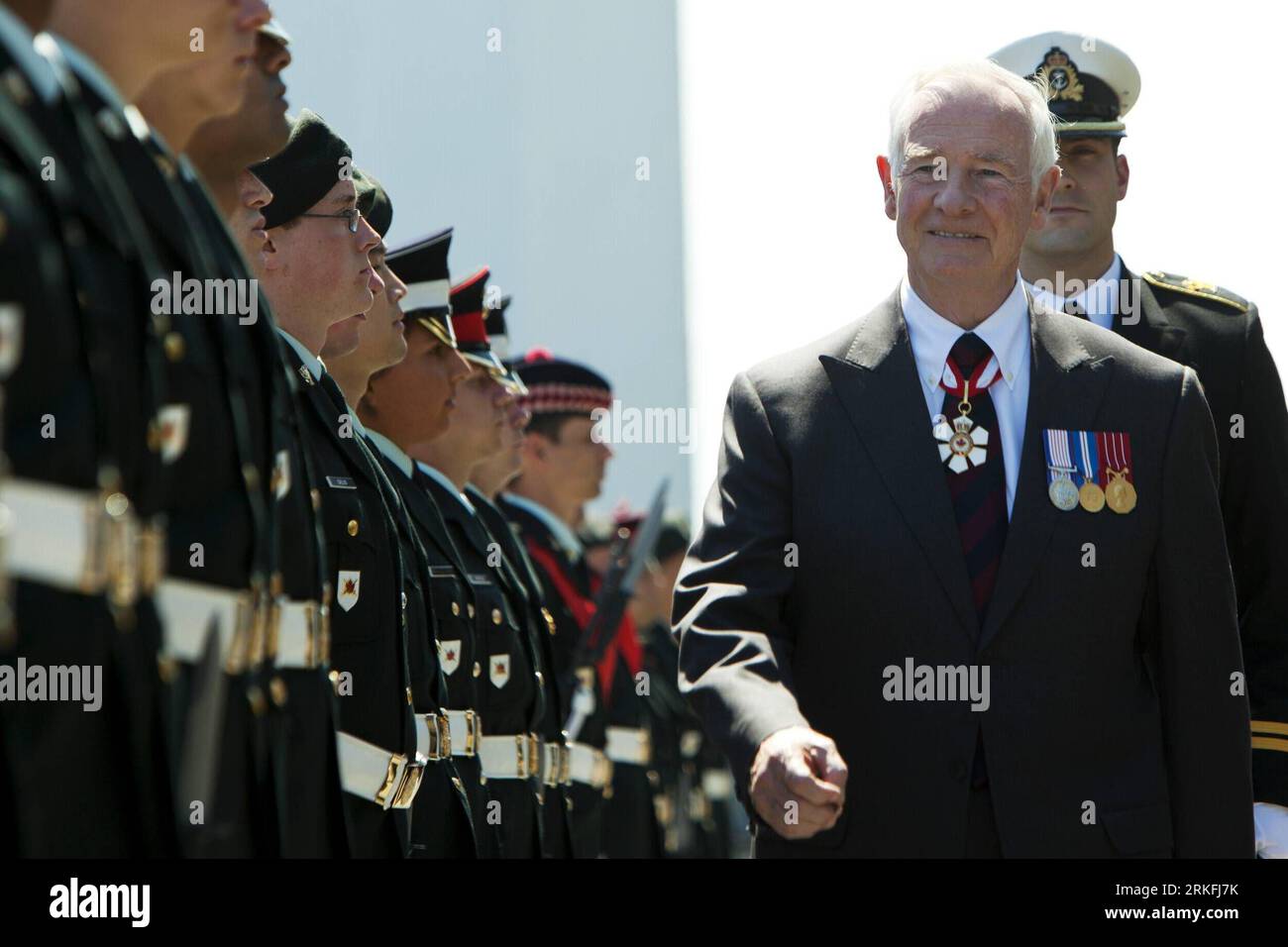 Bildnummer: 55425727 Datum: 03.06.2011 Copyright: imago/Xinhua (110604) -- OTTAWA, 4 giugno 2011 (Xinhua) -- il governatore generale del Canada David Johnston (R) ispeziona la guardia d'onore prima di pronunciare il discorso del Trono sulla Collina del Parlamento a Ottawa il 3 giugno 2011. Il 41° parlamento del Canada ha ufficialmente aperto venerdì pomeriggio mentre il Governatore generale David Johnston ha pronunciato il discorso del Trono che delinea il piano del Partito Conservatore al governo per i prossimi quattro anni di governo della maggioranza. (Xinhua/Christopher Pike) (ybg) CANADA-OTTAWA-PARLIAMENT-OPEN PUBLICATIONxNOTxINxCHN People Politik x0x xsk Foto Stock