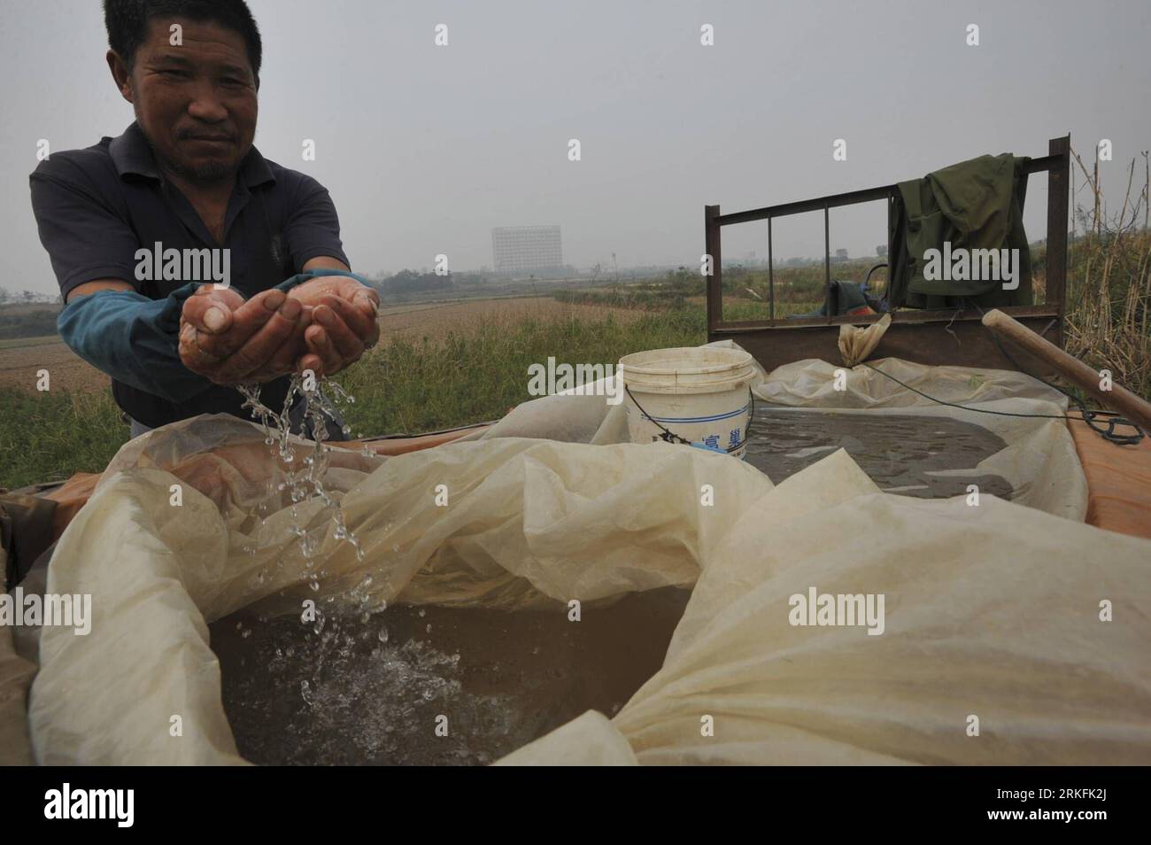 Bildnummer: 55429860 Datum: 05.06.2011 Copyright: imago/Xinhua (110605) -- HEFEI, 5 giugno 2011 (Xinhua) -- il contadino Hu Wenhai ottiene acqua da chilometri di distanza per irrigare la sua risaia nella città di Zhangmiao, contea di Changfeng nella provincia di Anhui della Cina orientale, 5 giugno 2011. La persistente siccità ha colpito i lavori agricoli in alcune parti dell'Anhui, dove oltre 200.000 abitanti della zona rurale soffrono di carenza d'acqua, secondo la sede locale per il controllo delle inondazioni e i soccorsi per la siccità. (Xinhua/Yang Xiaoyuan) (hdt) CINA-ANHUI-SICCITÀ (CN) PUBLICATIONxNOTxINxCHN Gesellschaft xsk 2011 quer o0 Wasser Trockenheit Foto Stock