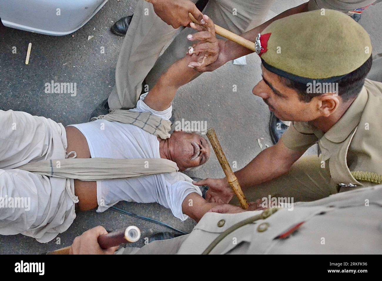 Bildnummer: 55433173 Datum: 05.06.2011 Copyright: imago/Xinhua (110606) -- NUOVA DELHI, 6 giugno 2011 (Xinhua) -- la polizia si scontra con i sostenitori dello Yoga Guru Swami Baba Ramdev dopo la mezzanotte del 5 giugno 2011 a nuova Delhi, in India, sparando gas lacrimogeni per sfrattare una protesta di massa contro la corruzione in India, scatenando violenze che hanno lasciato più di 70 feriti. (Xinhua/Stringer) INDIA-NUOVA DELHI-PROTESTA-CONTRO LA CORRUZIONE PUBLICATIONxNOTxINxCHN Demo Protest Indien Korruption xdp premiumd 2011 quer o0 Polizist Polizei wegtragen Bildnummer 55433173 Date 05 06 2011 Copyright Imago XINHUA nuova Delhi 6 giugno 2011 Foto Stock