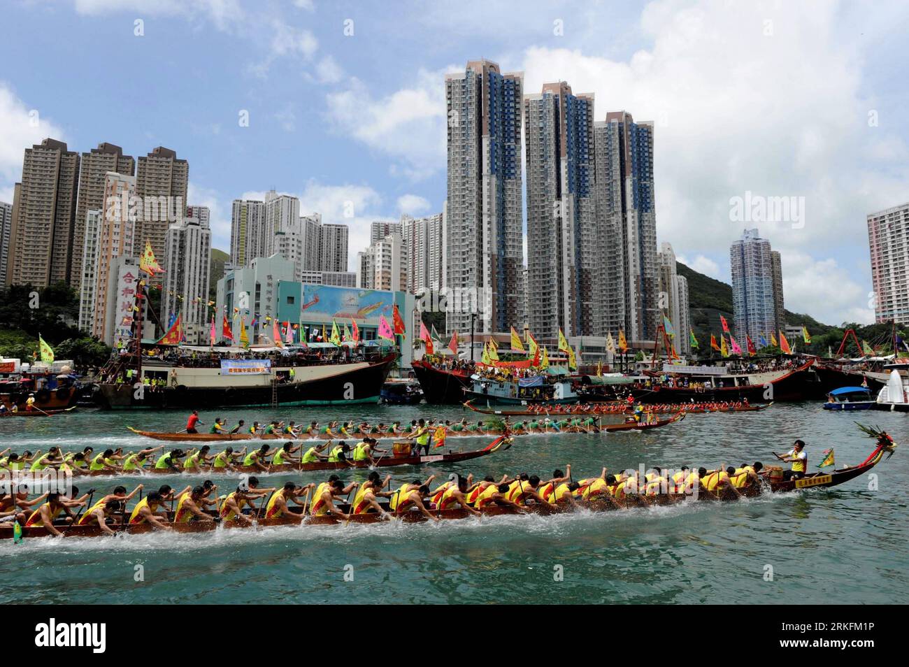 Bildnummer: 55435188 Datum: 07.06.2011 Copyright: imago/Xinhua (110607) -- HONG KONG, 7 giugno 2011 (Xinhua) -- i Racers competono durante la gara di Dragon Boat Festival ad Aberdeen, Hong Kong, nel sud della Cina, 6 giugno 2011. Dragon Boat Festival, o Duanwu Festival, che cade il quinto giorno del quinto mese del calendario lunare cinese, è una festa tradizionale per onorare Qu Yuan, un poeta romantico e ministro del re di Chu che annegò dopo essere stato costretto all'esilio. I cinesi di solito osservano tale tradizione come fare lo zongzi , un gnocco a forma di piramide fatto di r glutinoso Foto Stock