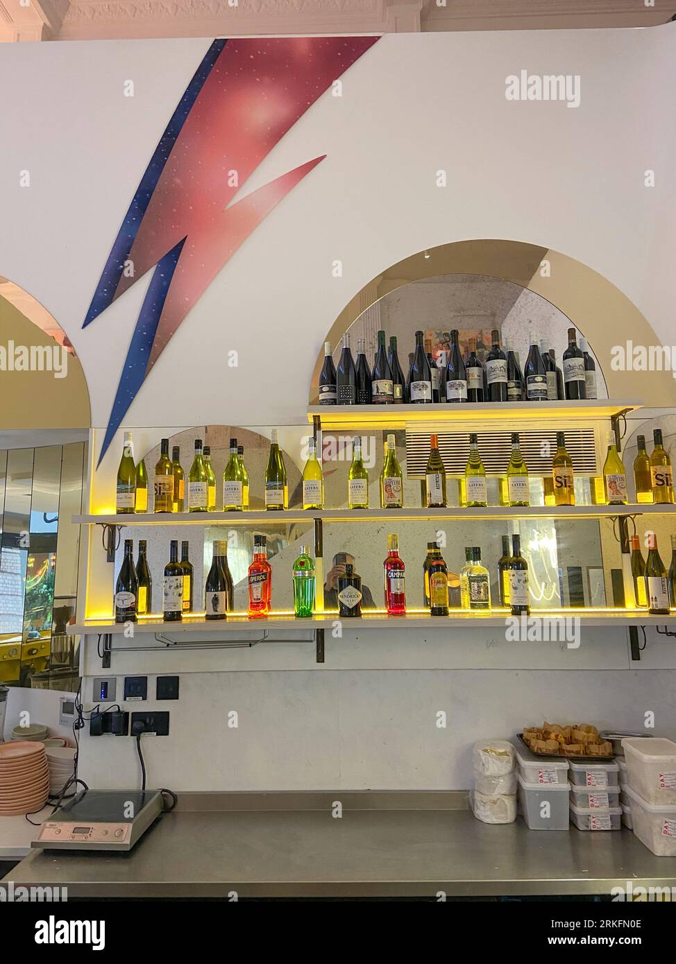 OMAGGIO DI DAVID BOWIE INTORNO ALLE 23 SESSIONI FOTOGRAFICHE DI COPERTINA DI HEDDON STREET ZIGGY STARDUST A LONDRA Foto Stock