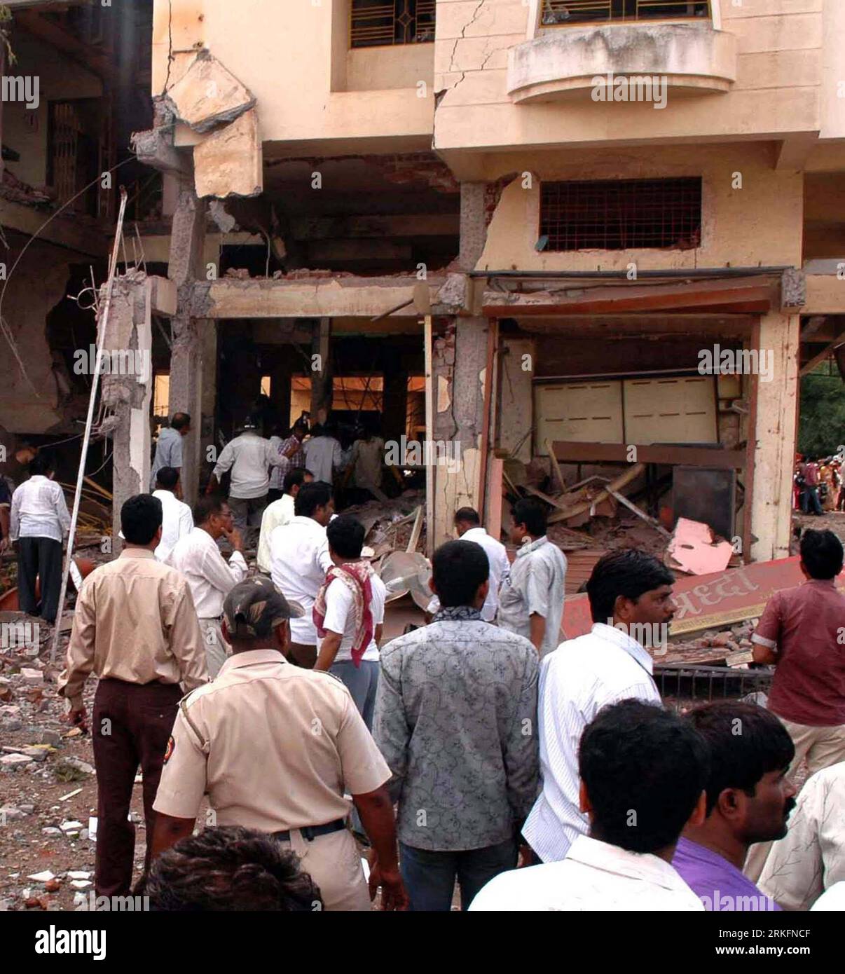 Bildnummer: 55439824 Datum: 08.06.2011 Copyright: imago/Xinhua (110608) -- NASIK (INDIA), 8 giugno 2011 (Xinhua) -- riunirsi in un edificio residenziale danneggiato da un'esplosione nel distretto di Nasik, India, 8 giugno 2011. Almeno quattro sono stati uccisi e altri sette feriti in una sospetta esplosione di bombole di gas, hanno riferito i media locali. (Xinhua/Stringer) (wjd) INDIA-NASIK-CYLINDER EXPLOSION PUBLICATIONxNOTxINxCHN Gesellschaft xsk 2011 quadrat o0 Gasexplosion, Unglück, Zerstörung, Schäden Bildnummer 55439824 Data 08 06 2011 Copyright Imago XINHUA 110608 Nasik India 8 giugno 2011 XINHUA si radunano A Foto Stock