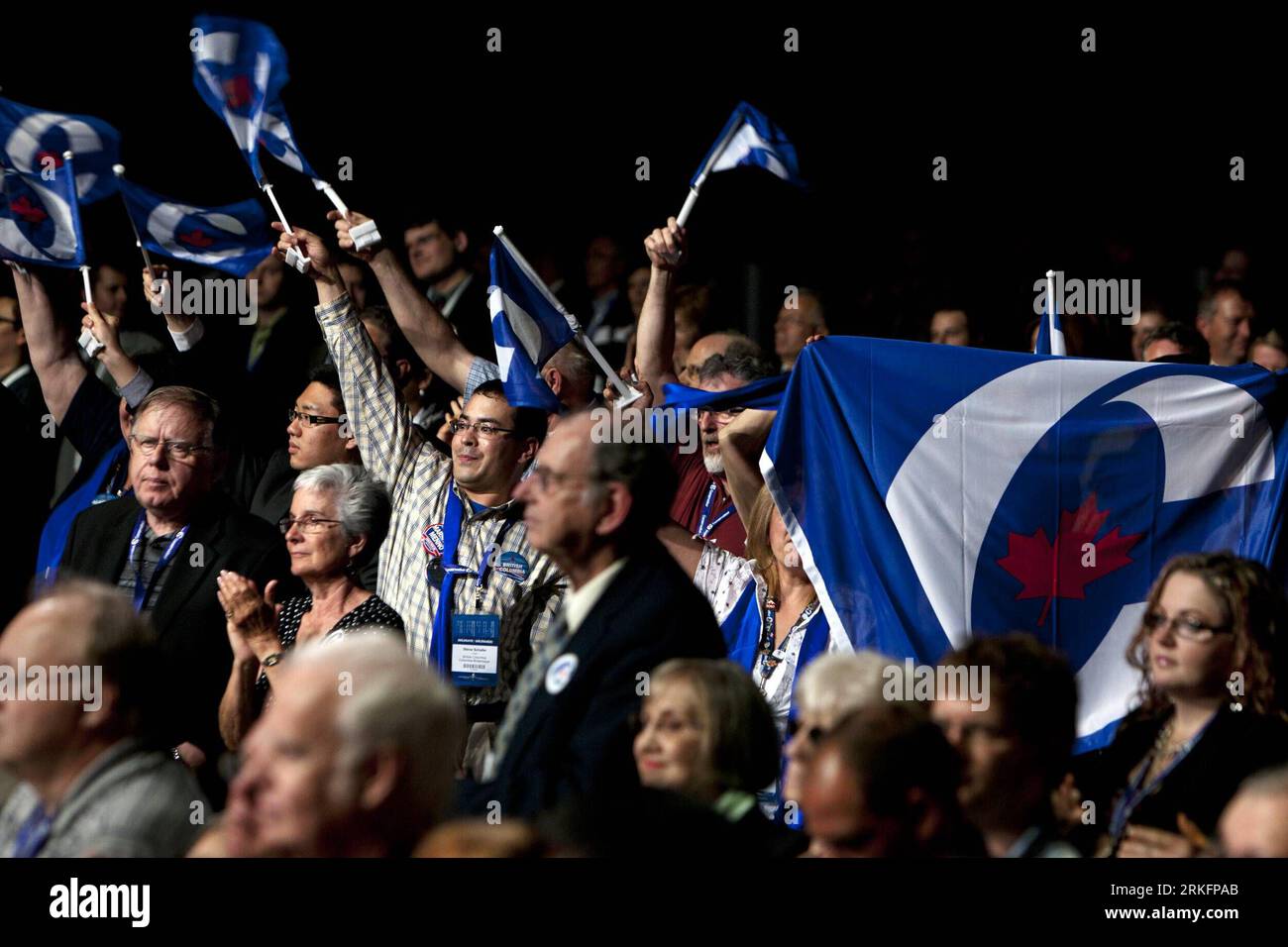 Bildnummer: 55445473 Datum: 09.06.2011 Copyright: imago/Xinhua (110610) -- OTTAWA, 10 giugno 2011 (Xinhua)-- i sostenitori del partito sventolano bandiere durante la Convenzione conservatrice al Centro Congressi di Ottawa, Ontario, Canada, il 9 giugno 2011. Il raduno di tre giorni è destinato a celebrare la vittoria dei Tory nelle elezioni generali del mese scorso e rivedere le sue politiche e la costituzione del partito.(Xinhua/Christopher Pike) (srb) CANADA-CONSERVATORE PARTITO-CONVENZIONE PUBLICATIONxNOTxINxCHN Politik xsk 2011 quer o0 Konservative Partei Feier Wahlsieg Bildnummer 55445473 Data 09 06 2011 Copyright Imago XINHUA Foto Stock