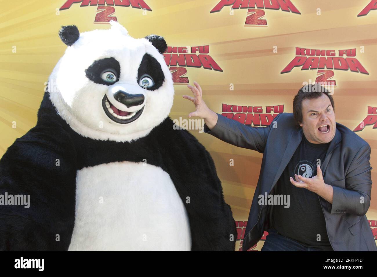 Bildnummer: 55447162 Datum: 10.06.2011 Copyright: imago/Xinhua 10/06/2011. MADRID . SPAGNA. ZOO ACUARIUM. L'ATTORE AMERICANO JACK BLACK ASSISTE AI FOTOGRAFI CON IL DOPPIATORE SPAGNOLO DI PO ROL. FLORENTINO FERNANDEZ ALLO ZOO DELL'ACUARIUM DI MADRID. DURANTE IL FILM DI KUNG FU PANDA 2 PHOTOCALL. C) XINHUA/EDUARDO DIEGUEZ SPAIN-MADRID-KUNG fu PANDA 2-PROMOTION PUBLICATIONxNOTxINxCHN Entertainment People x0x xkg 2011 quer Bildnummer 55447162 Data 10 06 2011 Copyright Imago XINHUA 10 06 2011 Madrid Spagna Zoo l'attore americano Jack Black assiste ai fotografi con il doppiatore spagnolo di Foto Stock