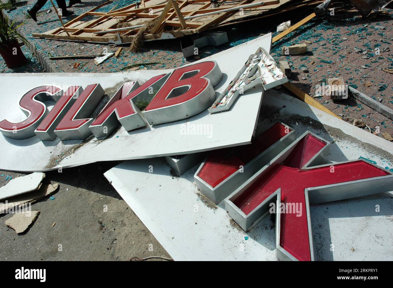 Bildnummer: 55452362 Datum: 13.06.2011 Copyright: imago/Xinhua (110613) -- ISLAMABAD, 13 giugno 2011 (Xinhua) -- Logo di una banca in cui si è verificato un suicidio è stato visto sul sito di esplosione di Islamabad, capitale del Pakistan, il 13 giugno 2011. Almeno una persona è stata uccisa e altre cinque ferite mentre un attentatore suicida ha colpito una banca privata qui lunedì pomeriggio, secondo i giornalisti Xinhua sul posto. (Xinhua/Vicar Ali) (lr) PAKISTAN-ISLAMABAD-SUICIDE ATTACK PUBLICATIONxNOTxINxCHN Gesellschaft Politik Terror Attentat Selbstmordattentat Anschlag Explosion Schaden xdp x0x 2011 quer Bildnumme Foto Stock