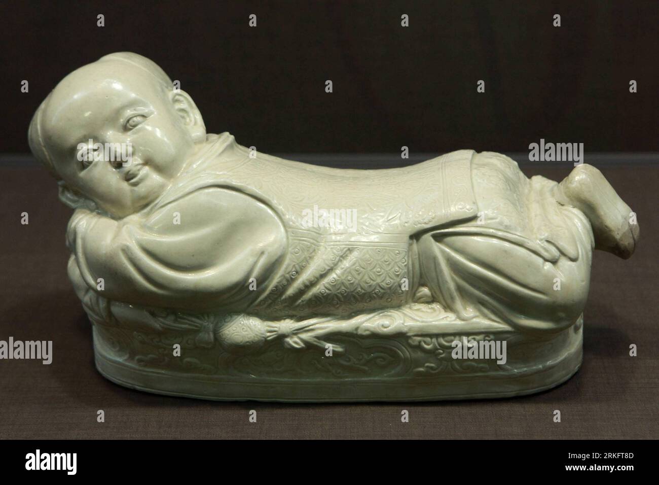Bildnummer: 55455299 Datum: 14.06.2011 Copyright: imago/Xinhua (110614) -- TAIPEI, 14 giugno 2011 (Xinhua) -- la foto scattata il 13 giugno 2011 mostra un cuscino bianco in porcellana a forma di bambino che si ritiene sia una creazione del leggendario forno Ding durante la dinastia Song settentrionale (960-1127) presso il Museo del Palazzo di Taipei, a sud-est della Cina a Taiwan. Il Museo del Palazzo di Taipei, fondato nel 1965, vanta una ricca collezione di squisiti manufatti che coprono 5.000 anni dal periodo neolitico alla dinastia Qing. La maggior parte delle sue mostre sono state rimosse dal Museo del Palazzo di Pechino nel 1930 durante la a Foto Stock