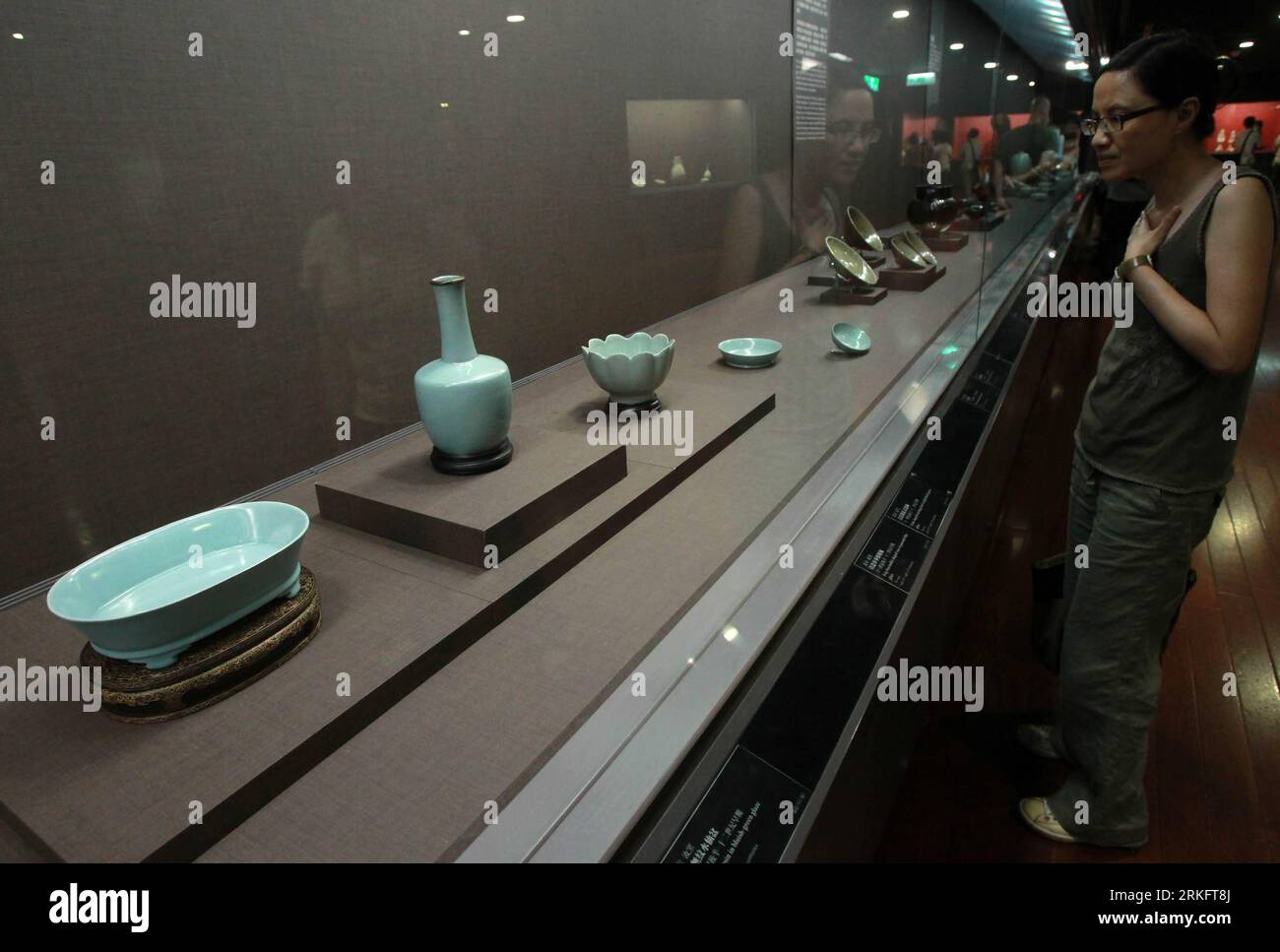 Bildnummer: 55455300 Datum: 14.06.2011 Copyright: imago/Xinhua (110614) -- TAIPEI, 14 giugno 2011 (Xinhua) -- Un visitatore guarda le creazioni celadon che risalgono alla dinastia Song settentrionale (960-1127) al Palace Museum di Taipei, sud-est della Cina, Taiwan, 13 giugno 2011. Il Museo del Palazzo di Taipei, fondato nel 1965, vanta una ricca collezione di squisiti manufatti che coprono 5.000 anni dal periodo neolitico alla dinastia Qing. La maggior parte delle sue mostre sono state rimosse dal Museo del Palazzo di Pechino negli anni '1930 durante la guerra anti-giapponese (1937-1945) e successivamente portate a Taiwan dal fugit Foto Stock