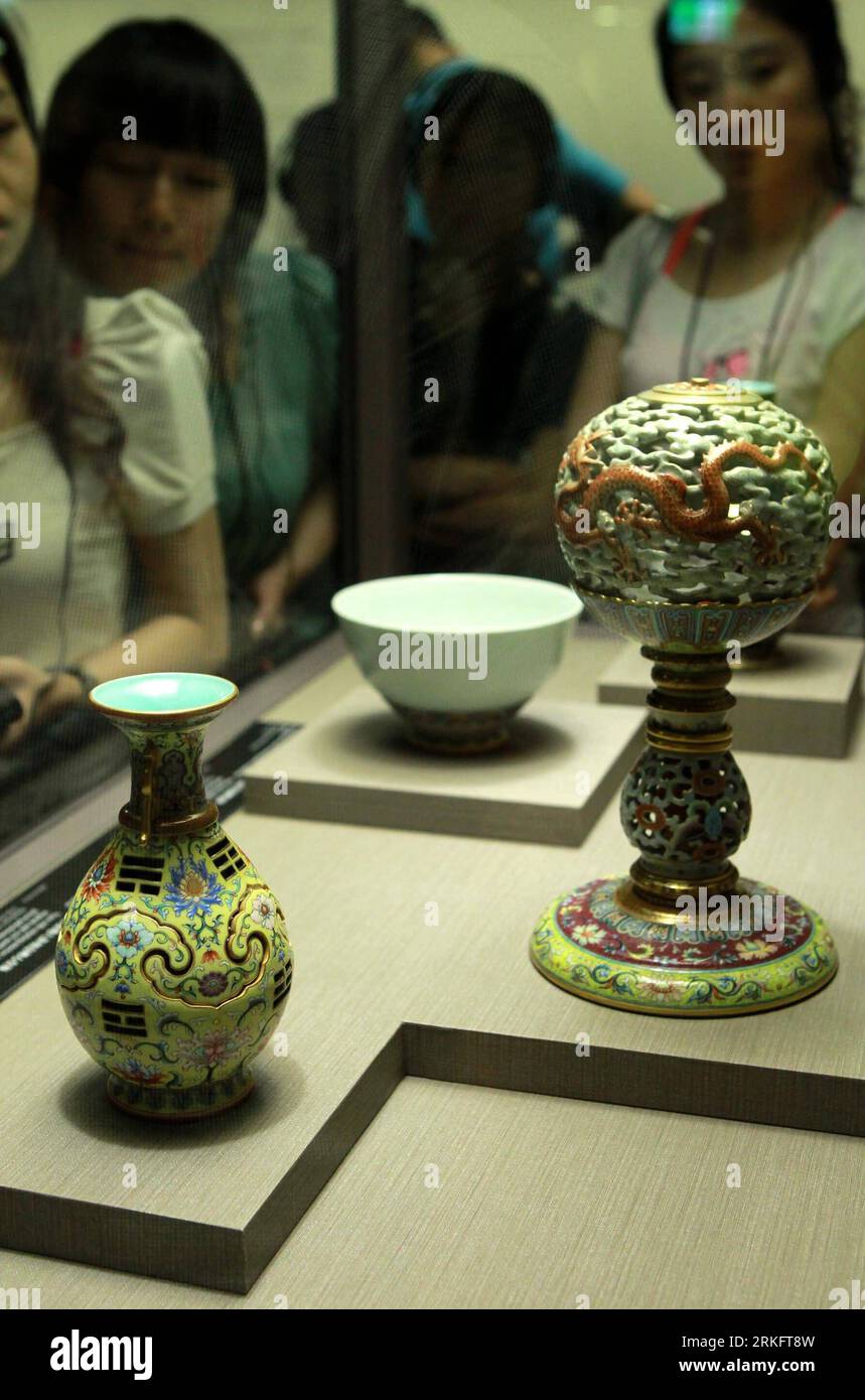 Bildnummer: 55455298 Datum: 14.06.2011 Copyright: imago/Xinhua (110614) -- TAIPEI, 14 giugno 2011 (Xinhua) -- i visitatori guardano un portabagagli e un vaso girevole realizzati durante il regno dell'imperatore Qianlong della dinastia Qing (1644-1911) al Museo del Palazzo di Taipei, sud-est della Cina, Taiwan, 13 giugno 2011. Il Museo del Palazzo di Taipei, fondato nel 1965, vanta una ricca collezione di squisiti manufatti che coprono 5.000 anni dal periodo neolitico alla dinastia Qing. La maggior parte delle sue mostre sono state rimosse dal Museo del Palazzo di Pechino negli anni '1930 durante la guerra anti-giapponese (1937-1945) e WER Foto Stock
