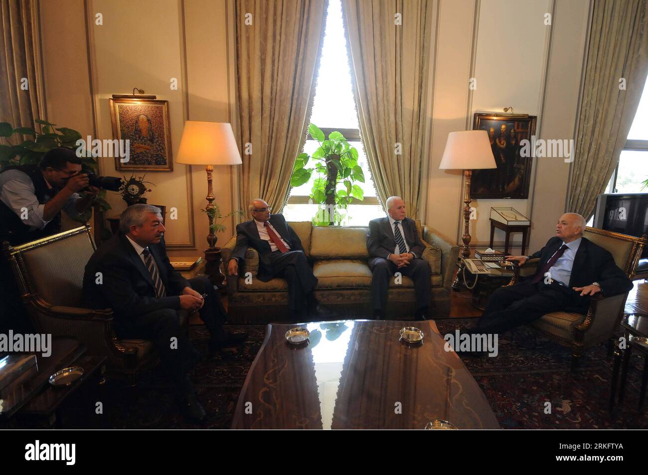 Bildnummer: 55458838 Datum: 15.06.2011 Copyright: imago/Xinhua (110615) -- CAIRO, 15 giugno 2011 (Xinhua) -- il ministro degli Esteri egiziano Nabil el-Arabi (1st R) incontra Azzam el-Ahmad (2nd R), capo della delegazione Fatah, al Ministero degli Esteri egiziano al Cairo, Egitto, 15 giugno 2011. (Xinhua/Ayman mosse) (lyi) EGITTO-CAIRO-FM-PALESTINA-MEETING PUBLICATIONxNOTxINxCHN People Politik x0x xkg 2011 quer Bildnummer 55458838 Data 15 06 2011 Copyright Imago XINHUA Cairo 15 giugno 2011 XINHUA ministri degli Esteri egiziani Nabil El Arabi 1° r incontra Azzam El Ahmad 2° r capo della Fatah Delega Foto Stock