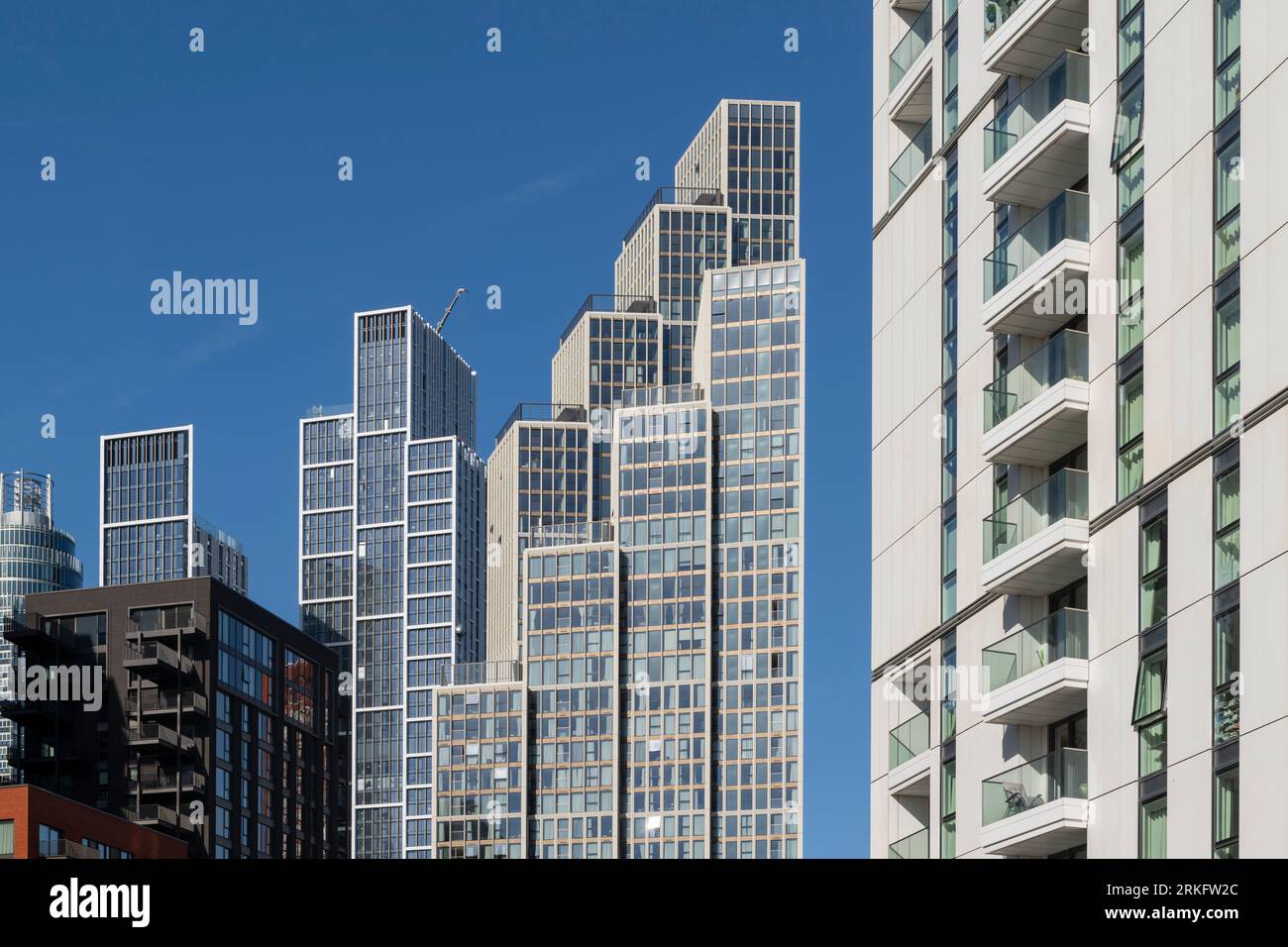 Nuovi edifici a torre nell'area di Nine Elms nel sud di Londra. I grattacieli fanno parte di un più ampio progetto di riqualificazione di Battersea e Nine Elms. Le sono Foto Stock