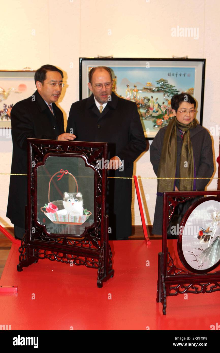 Bildnummer: 55470497 Datum: 17.06.2011 Copyright: imago/Xinhua (110617) -- SANTIAGO, 17 giugno 2011 (Xinhua) -- Ambasciatore cinese in Cile LV fan (L) presenta i lavori di ricamo in seta a un funzionario cileno alla mostra di artigianato popolare cinese di alto livello tenutasi a Santiago, Cile, 16 giugno 2011. (Xinhua/Ye Shuhong) (dyw) CILE-SANTIAGO-CHINESE FOLK CRAFTS PUBLICATIONxNOTxINxCHN Kultur Kunst Kunsthandwerk Ausstellung x0x xub 2011 Hoch Bildnummer 55470497 Data 17 06 2011 Copyright Imago XINHUA Santiago 17 giugno 2011 XINHUA Ambasciatore cinese in Cile LV supporter l introduce Silk Embroider Foto Stock