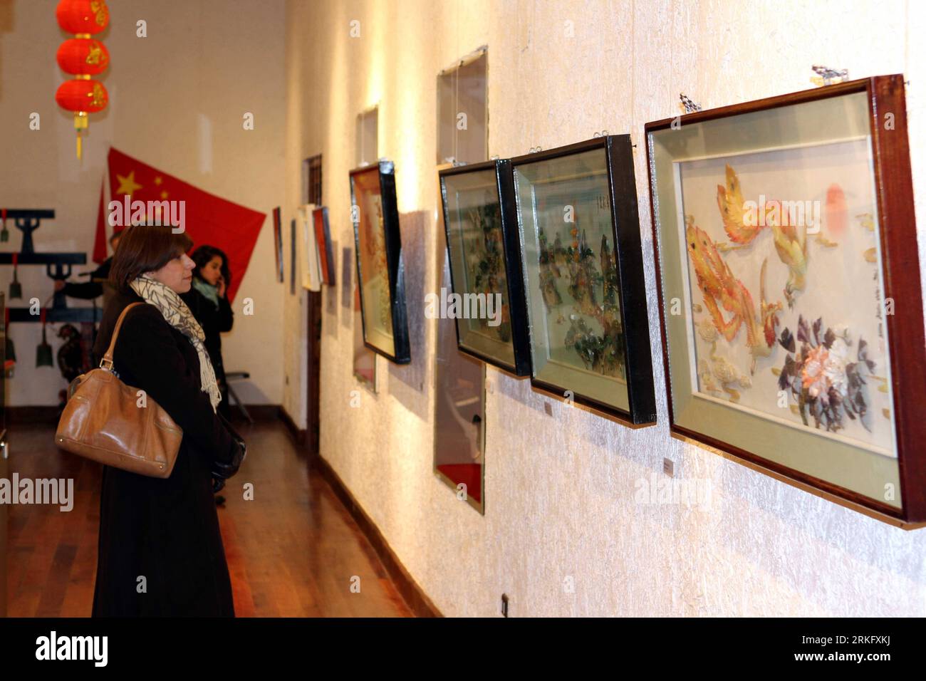 Bildnummer: 55470498 Datum: 17.06.2011 Copyright: imago/Xinhua (110617) -- SANTIAGO, 17 giugno 2011 (Xinhua) -- i visitatori vedono le foto con le conchiglie alla mostra di artigianato popolare cinese di alto livello tenutasi a Santiago, Cile, 16 giugno 2011. (Xinhua/Ye Shuhong) (dyw) CILE-SANTIAGO-ARTIGIANATO POPOLARE CINESE PUBLICATIONxNOTxINxCHN Kultur Kunst Kunsthandwerk Ausstellung x0x xub 2011 quer Bildnummer 55470498 Data 17 06 2011 Copyright Imago XINHUA Santiago giugno 17 2011 XINHUA Visitors View Pictures with Shell Carving AT the Exhibition of Top Notch Chinese Folk Crafts Hero in Santiago Cile giugno Foto Stock