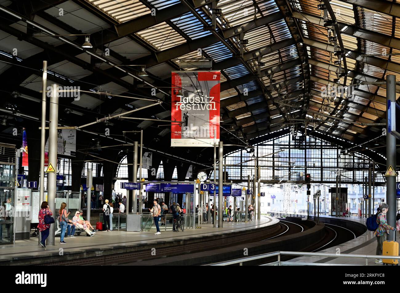 Auf dem Bahnhof Berlin Friedrichstraße hängt ein Werbebanner für das Lausitz Festival. Berlino, 23.08.2023. DEM Inspirationswort »Hereinforderung« folg Foto Stock