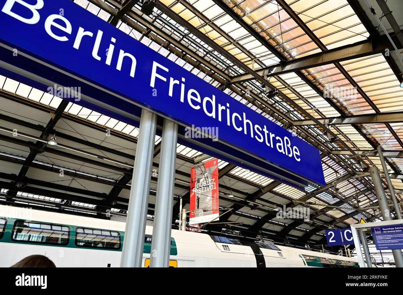 Auf dem Bahnhof Berlin Friedrichstraße hängt ein Werbebanner für das Lausitz Festival. Berlino, 23.08.2023. DEM Inspirationswort »Hereinforderung« folg Foto Stock