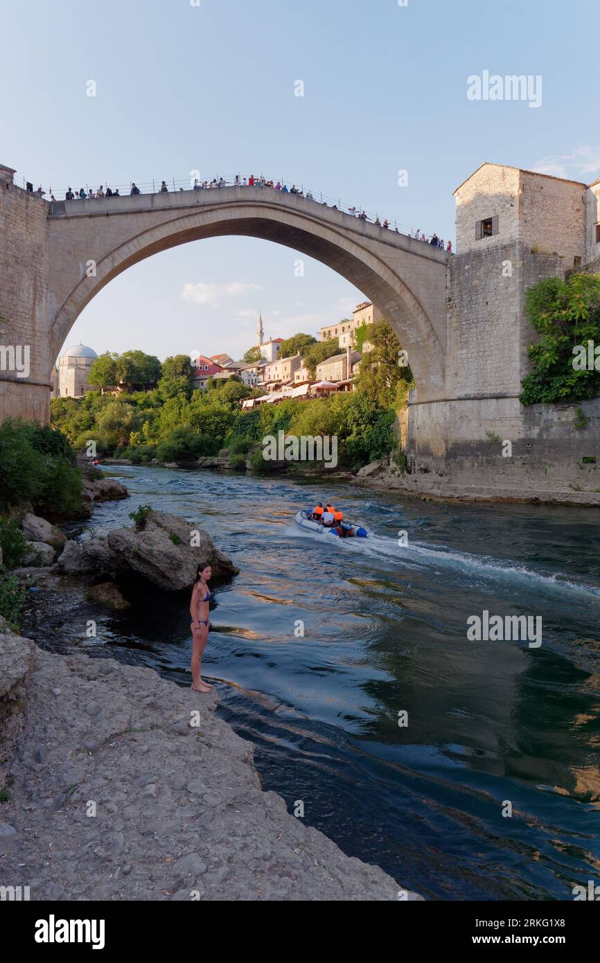 Motoscafi sul fiume Neretva con turisti a Stari Most (Ponte Vecchio) a Mostar, Bosnia ed Erzegovina, 20 agosto 2023. Foto Stock