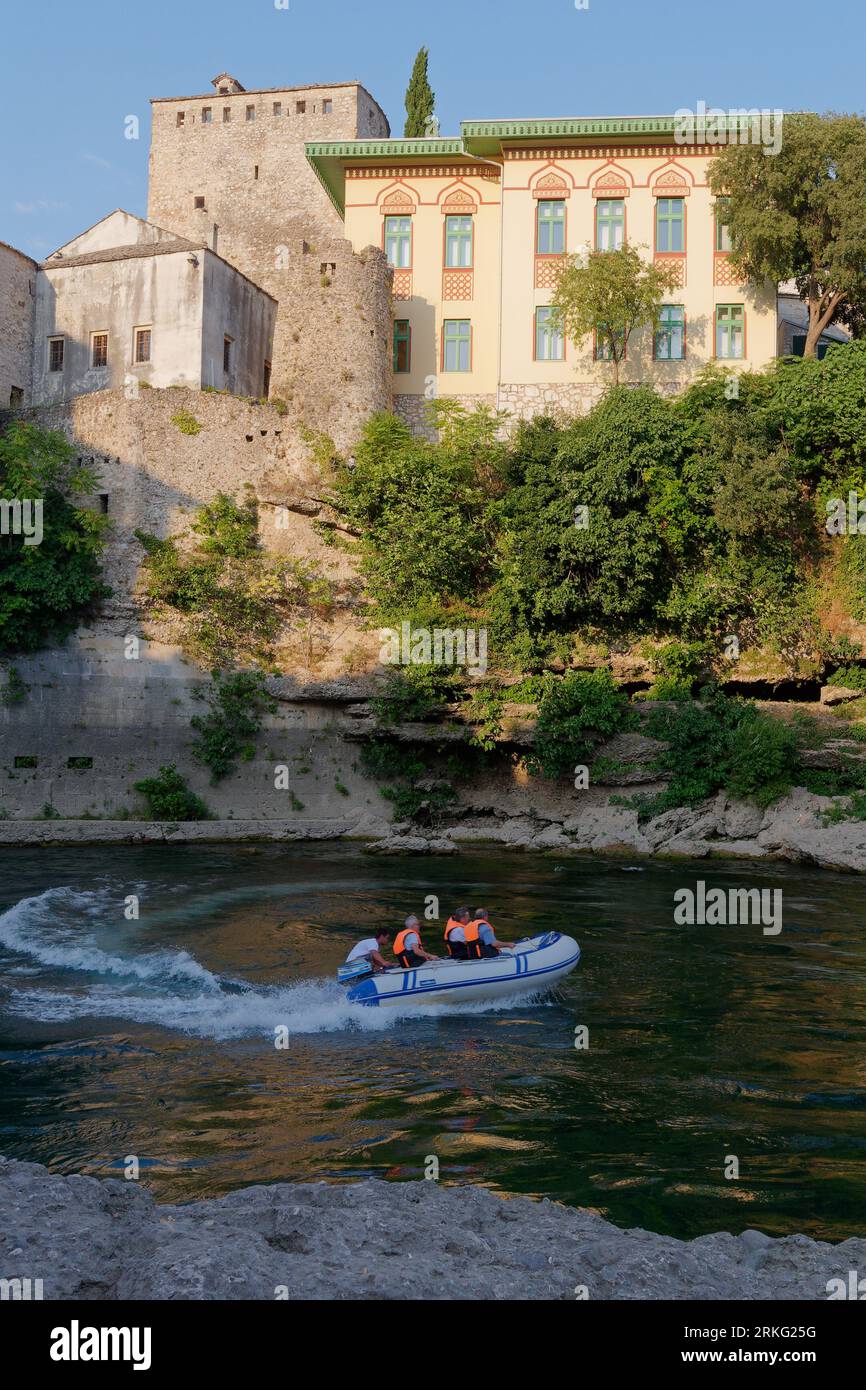 Motoscafo con turisti sul fiume Neretva ) nella città di Mostar, Bosnia ed Erzegovina, 20 agosto 2023. Foto Stock