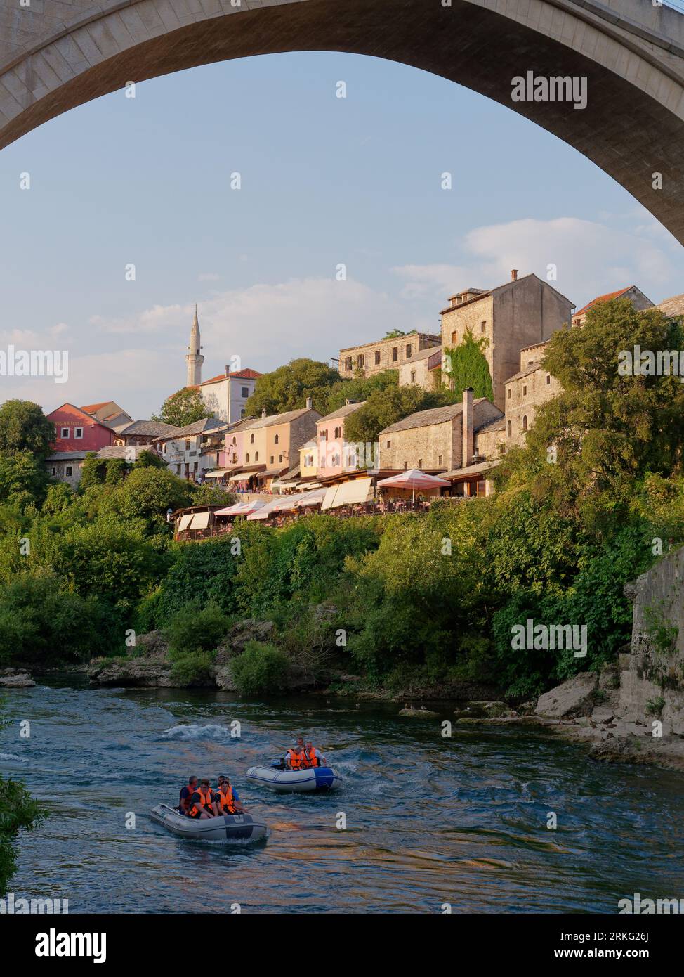 Fiume Neretva e Stari Most (Ponte Vecchio) nella città di Mostar, Bosnia ed Erzegovina, 20 agosto 2023. Foto Stock