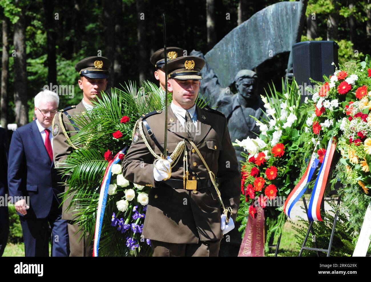 Bildnummer: 55535121 Datum: 22.06.2011 Copyright: imago/Xinhua (110622) -- SISAK, 22 giugno 2011 (Xinhua) -- i soldati croati partecipano a una cerimonia commemorativa vicino al monumento eretto in omaggio alla prima unità partigiana di 79 uomini nella foresta di Brezovica vicino a Sisak, Croazia, 22 giugno 2011. La commemorazione principale che ha visto la giornata della lotta anti-fascista della Croazia segna il 70° anniversario della fondazione della prima unità armata antifascista in Croazia. La prima brigata partigiana fu formata nella foresta croata di Brezovica il 22 giugno 1941. (Xinhua/Miso Lisanin) (msq) CROAZIA-GIORNATA DI LOTTA ANTI-FASCISTA-COMME Foto Stock