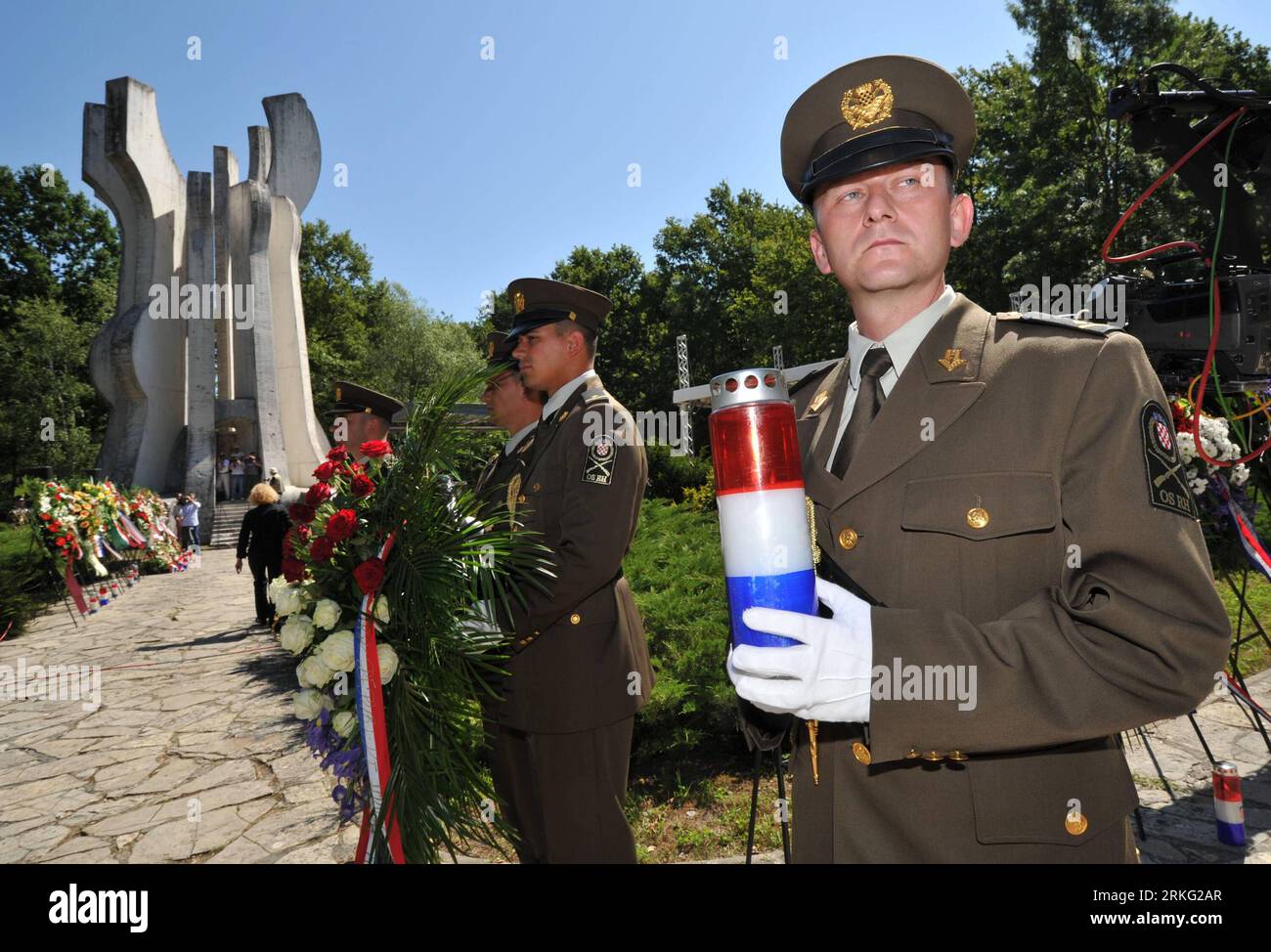 Bildnummer: 55535122 Datum: 22.06.2011 Copyright: imago/Xinhua (110622) -- SISAK, 22 giugno 2011 (Xinhua) -- Un soldato croato tiene una candela vicino al monumento eretto in omaggio alla prima unità partigiana di 79 uomini nella foresta di Brezovica vicino a Sisak, Croazia, 22 giugno 2011. La commemorazione principale che ha visto la giornata della lotta anti-fascista della Croazia segna il 70° anniversario della fondazione della prima unità armata antifascista in Croazia. La prima brigata partigiana fu formata nella foresta croata di Brezovica il 22 giugno 1941. (Xinhua/Miso Lisanin) (msq) CROAZIA-GIORNATA DI LOTTA ANTIFASCISTA PU Foto Stock