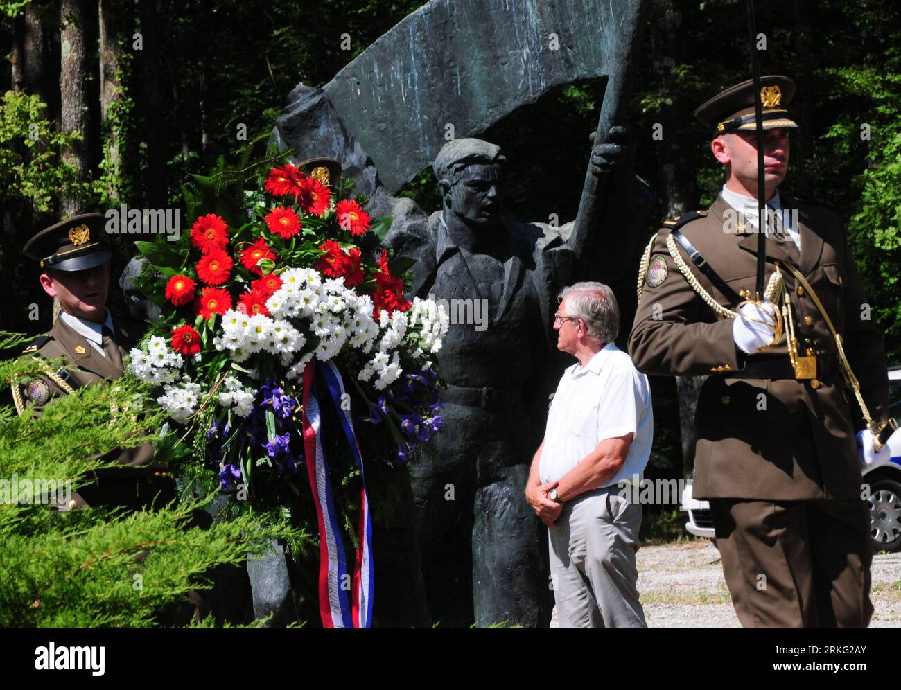 Bildnummer: 55535124 Datum: 22.06.2011 Copyright: imago/Xinhua (110622) -- SISAK, 22 giugno 2011 (Xinhua) -- i soldati croati tengono un mazzo di fiori vicino al monumento eretto in omaggio alla prima unità partigiana di 79 uomini nella foresta di Brezovica vicino a Sisak, Croazia, 22 giugno 2011. La commemorazione principale che ha visto la giornata della lotta anti-fascista della Croazia segna il 70° anniversario della fondazione della prima unità armata antifascista in Croazia. La prima brigata partigiana fu formata nella foresta croata di Brezovica il 22 giugno 1941. (Xinhua/Miso Lisanin) (msq) CROAZIA-GIORNATA DI LOTTA ANTIFASCISTA-COMMEMO Foto Stock