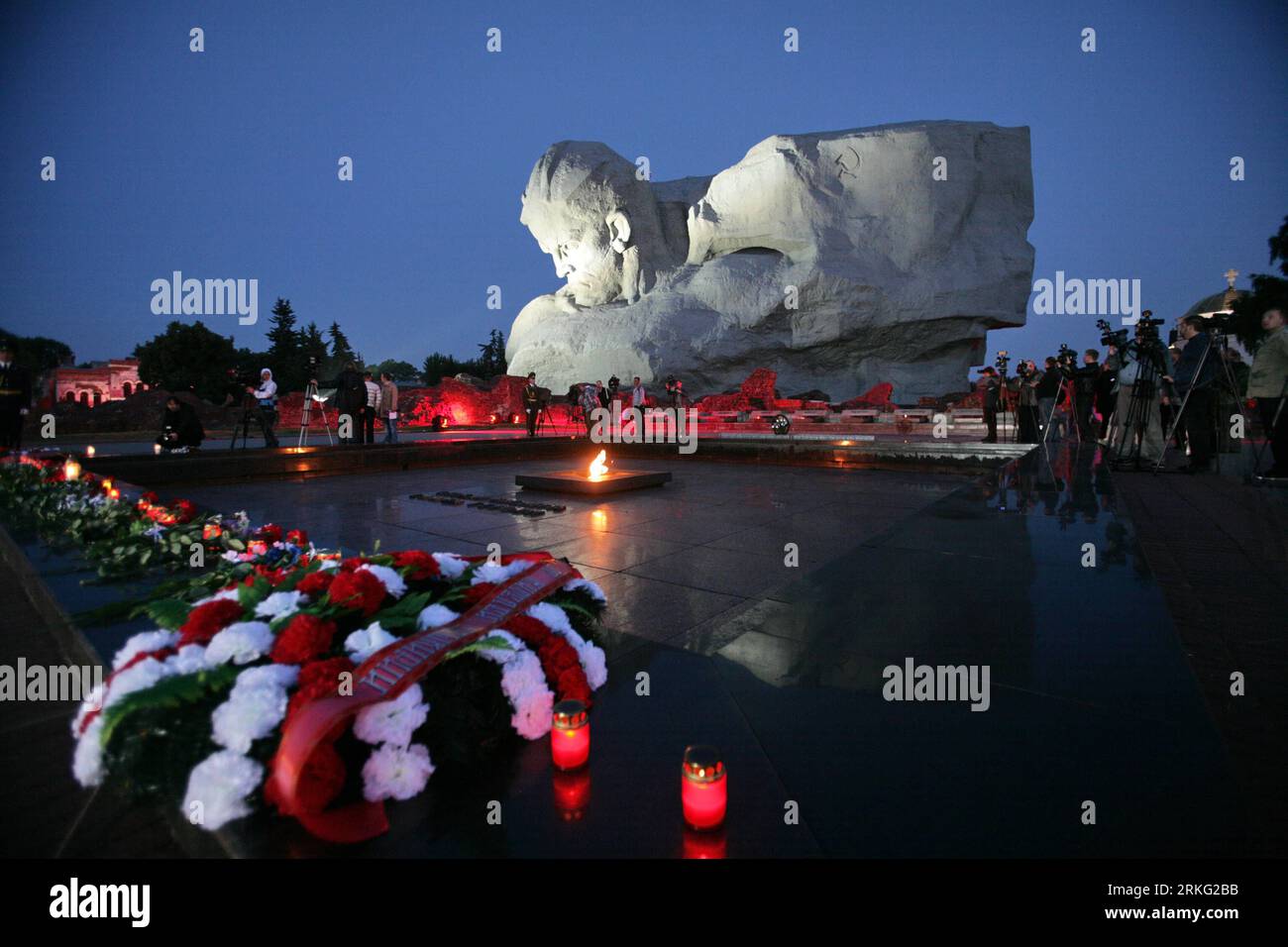 Bildnummer: 55535079 Datum: 21.06.2011 Copyright: imago/Xinhua (110621) -- BREST (BIELORUSSIA), 21 giugno 2011 (Xinhua) -- Una cerimonia commemorativa che segna il 70° anniversario dell'inizio della grande guerra Patriottica dell'Unione Sovietica (1941-1945) si tiene a Brest, Bielorussia, 22 giugno 2011. La guerra scoppiò il 22 giugno 1941, quando la Germania strappò il patto reciproco di non aggressione tra i due paesi, lanciò un blitz offensivo contro l'Unione Sovietica. (Xinhua) (msq) Il GRANDE ANNIVERSARIO PATRIOTTICO DELLA GUERRA IN BIELORUSSIA-UNIONE SOVIETICA PUBLICATIONxNOTxINxCHN Gesellschaft Jahrestag Großer Vaterländischer Krieg Feier Foto Stock