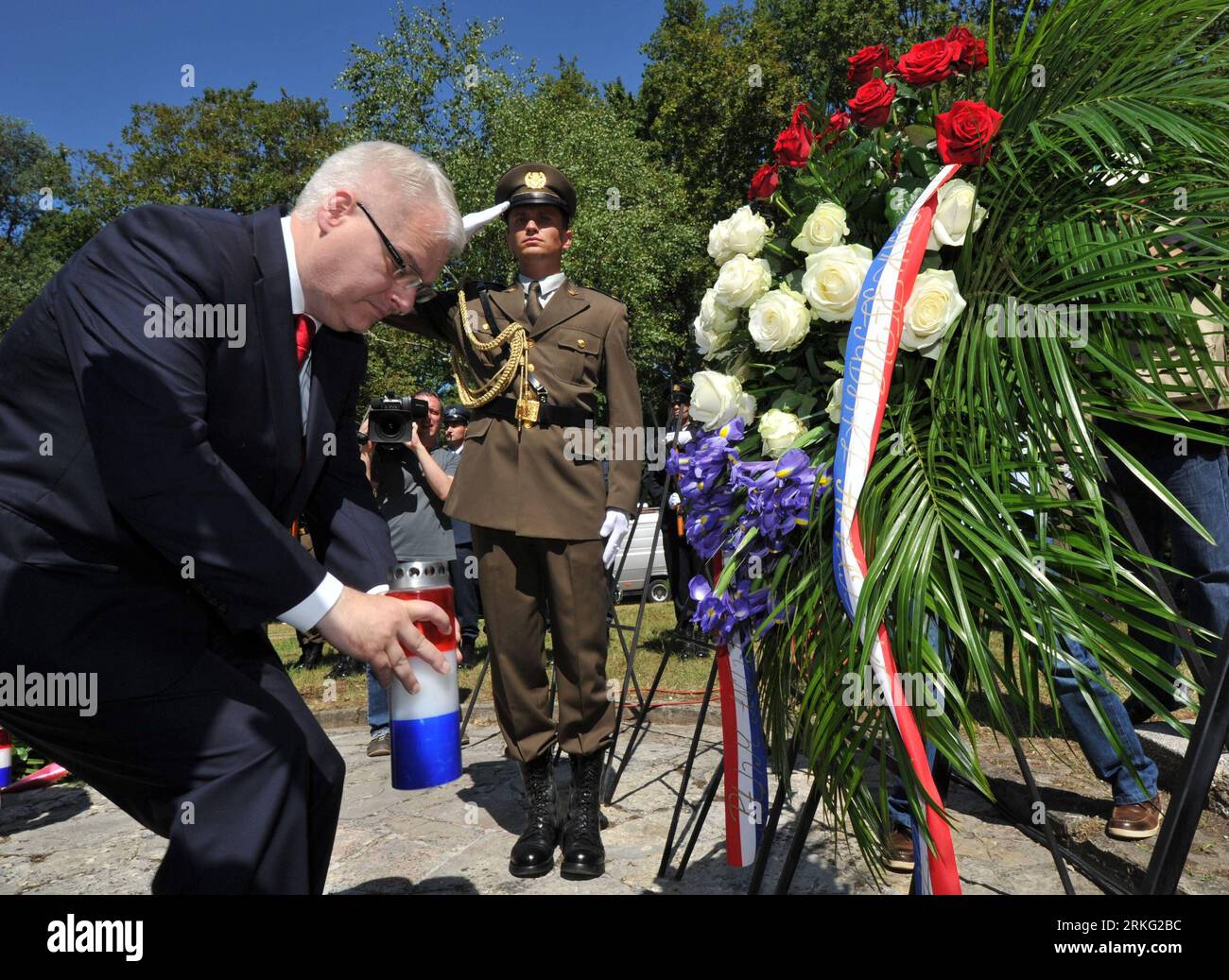 Bildnummer: 55535120 Datum: 22.06.2011 Copyright: imago/Xinhua (110622) -- SISAK, 22 giugno 2011 (Xinhua) -- il presidente croato Ivo Josipovic (L) posa un mazzo di fiori e una candela al monumento eretto in omaggio alla prima unità partigiana di 79 uomini nella foresta di Brezovica vicino a Sisak, Croazia, 22 giugno 2011. La commemorazione principale che ha visto la giornata della lotta anti-fascista della Croazia segna il 70° anniversario della fondazione della prima unità armata antifascista in Croazia. La prima brigata partigiana fu formata nella foresta croata di Brezovica il 22 giugno 1941. (Xinhua/Miso Lisanin) (msq) CROAZIA-ANTI Foto Stock
