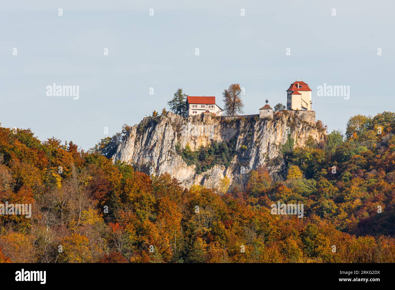 Castello di Bronnen in autunno, Fridingen an der Donau, alta Valle del Danubio, Parco naturale dell'alto Danubio, distretto di Tuttlingen, Alb Svevo, Germania Foto Stock