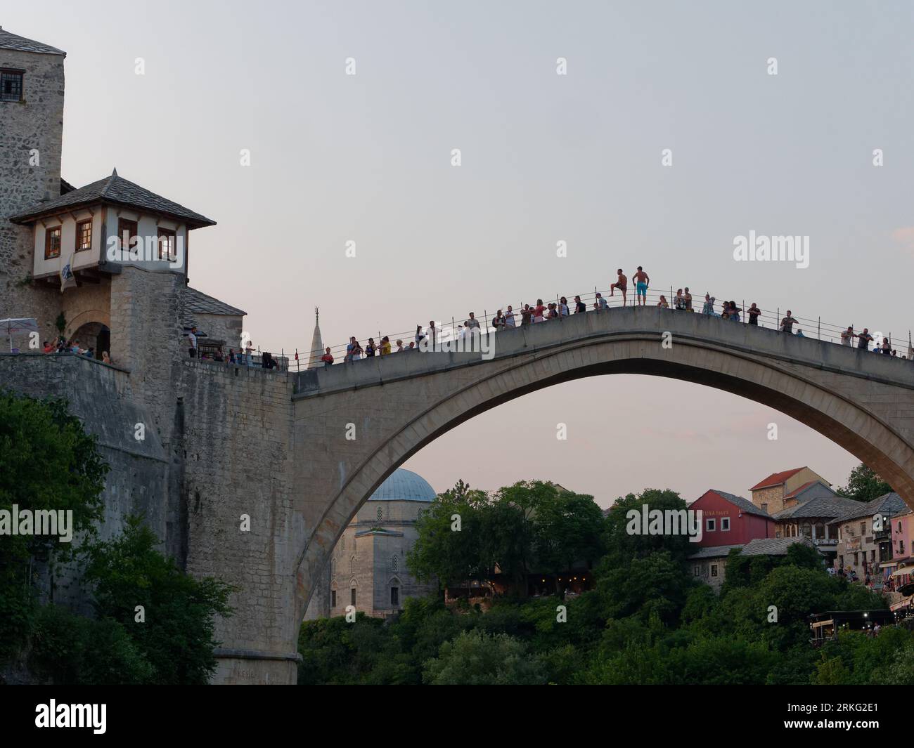 Le persone visitano la città da Stari Most (Ponte Vecchio) nella città di Mostar, Bosnia ed Erzegovina, 20 agosto 2023. Foto Stock