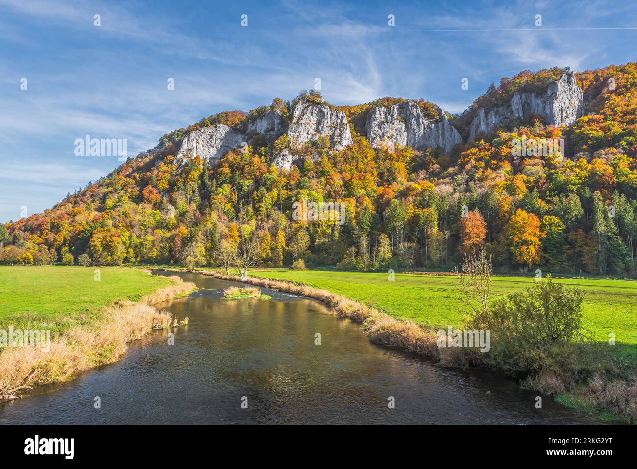 Vista sul Danubio fino all'Hausener Zinnen nella valle autunnale del Danubio, Hausen im tal, alta valle del Danubio, Alb sveva, Germania Foto Stock