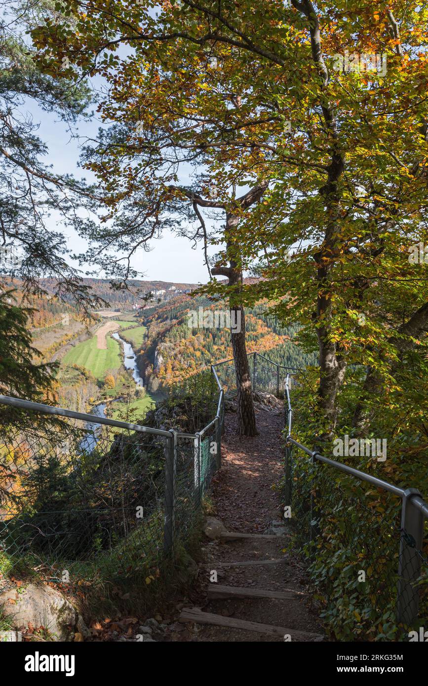Punto di osservazione roccioso Knopfmacherfelsen, vista dell'alta Valle del Danubio con l'Abbazia di Beuron all'orizzonte, Parco naturale dell'alto Danubio, Alb Svevo, Germania Foto Stock