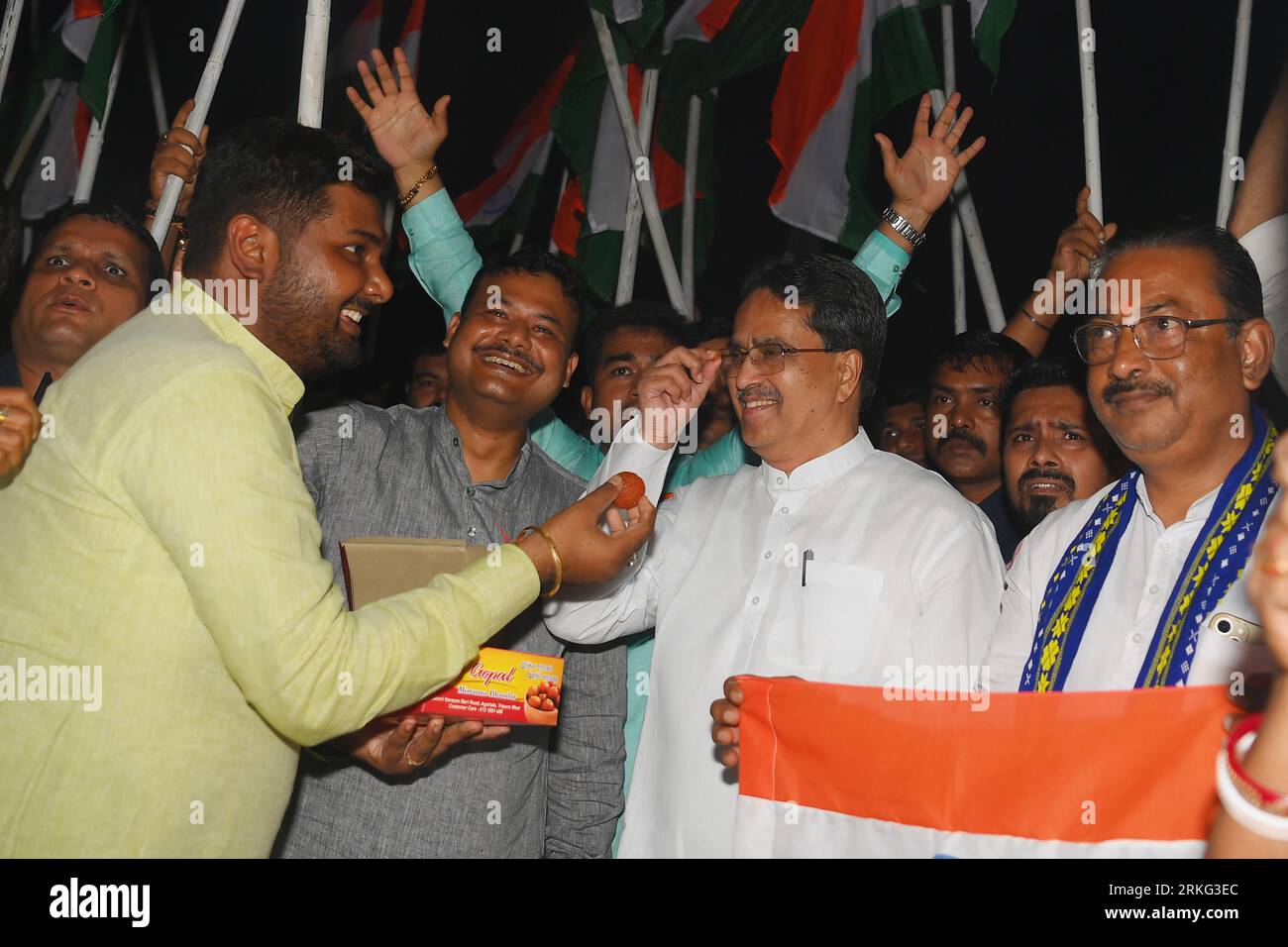 Il professor Manik Saha di Tripura cm insieme ai leader del partito BJP, ai lavoratori e al pubblico in generale celebrano il successo dell'atterraggio lunare della navicella spaziale Chandrayaan-3 sul polo sud della Luna, ad Agartala. Tripura, India. Foto Stock