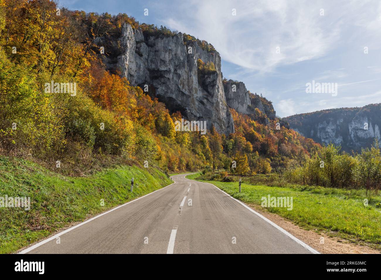 Strada nella roccia Schaufelsen vicino a Neidingen nell'autunnale alta Valle del Danubio, Beuron, Parco naturale dell'alto Danubio, distretto di Sigmaringen, Germania Foto Stock