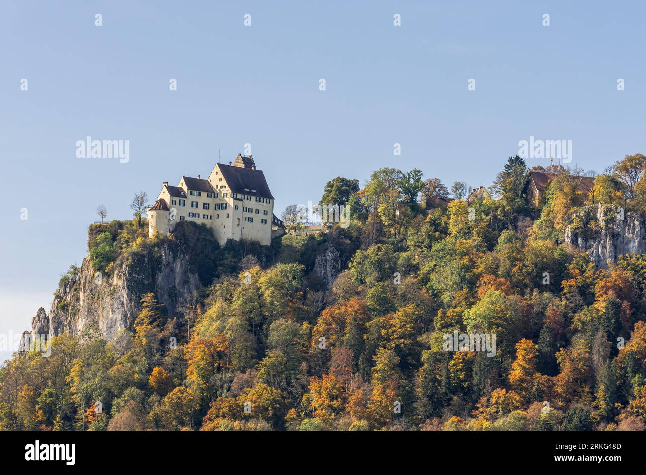 Castello di Werenwag nella valle autunnale dell'alto Danubio, Beuron, Parco naturale dell'alto Danubio, distretto di Sigmaringen, Alb Svevo, Baden-Wuerttemberg, Germania Foto Stock