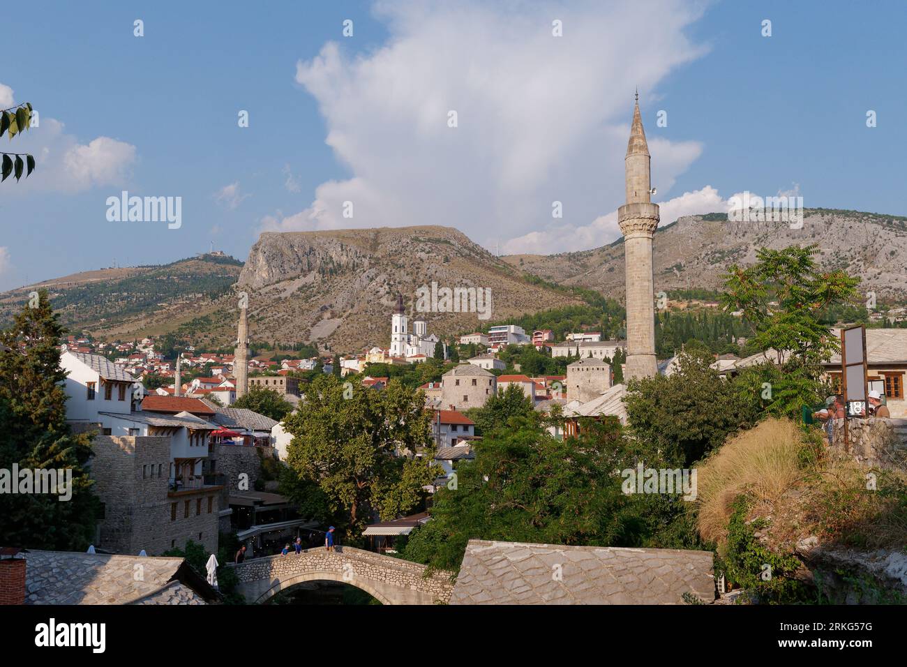 Città vecchia della città di Mostar circondata dalle montagne, Bosnia ed Erzegovina, 21 agosto 2023. Foto Stock