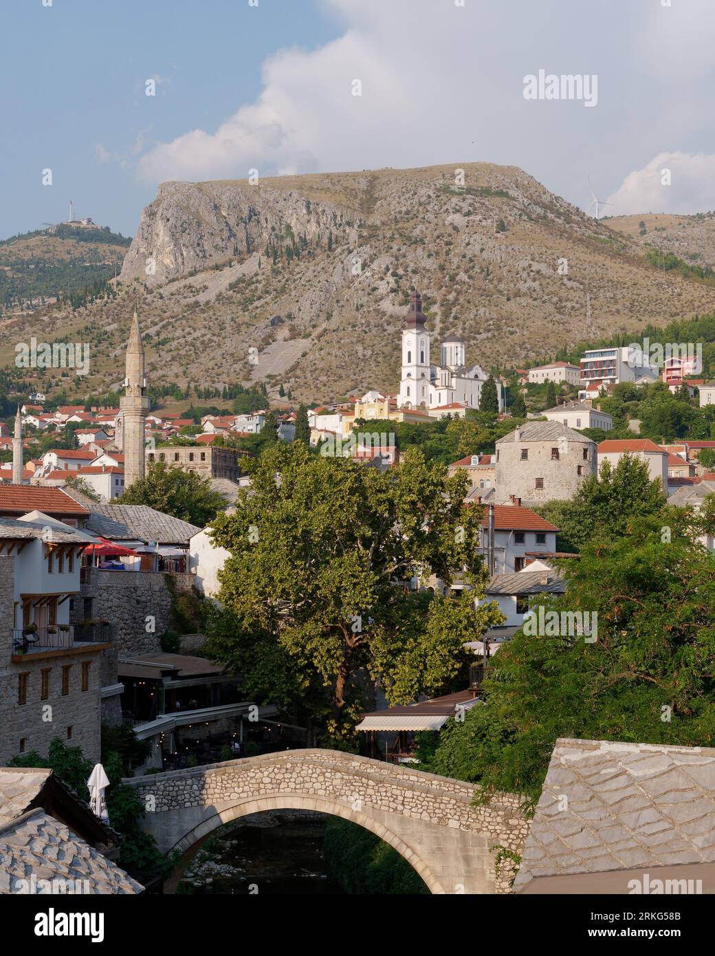 Città vecchia della città di Mostar circondata dalle montagne, Bosnia ed Erzegovina, 21 agosto 2023. Foto Stock
