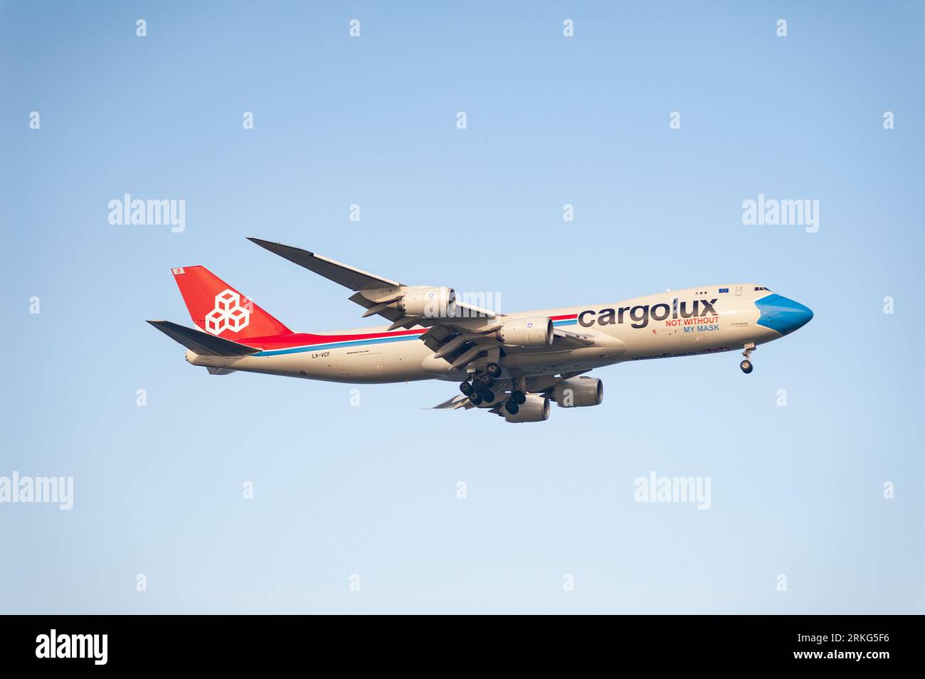 26.07.2023, Singapore, Repubblica di Singapore, Asia - Boeing 747-8 F jet cargo della compagnia aerea lussemburghese Cargolux con immatricolazione LX-VCF. Foto Stock