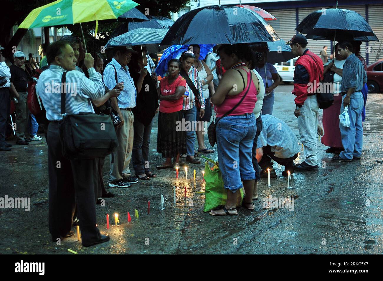 Bildnummer: 55550597 Datum: 27.06.2011 Copyright: imago/Xinhua (110628) -- TEGUCIGALPA, 28 giugno 2011 (Xinhua) -- i membri del fronte Nazionale della resistenza Popolare (FNRP) accendono le candele durante una manifestazione fuori dal Congresso Nazionale a Tegucigalpa, Honduras, il 27 giugno 2011, per commemorare l'anniversario della cacciata dell'ex presidente honduregno Manuel Zelaya. Zelaya è stato deposto il 28 giugno 2009 dopo essere stato accusato di aver tentato di estendere i limiti del suo mandato presidenziale con un referendum popolare. (Xinhua/Rafael Ochoa) HONDURAS-TEGUCIGALPA-ZELAYA-FNRP PUBLICATIONxNOTxINxCHN Gesellschaft Politik P. Foto Stock