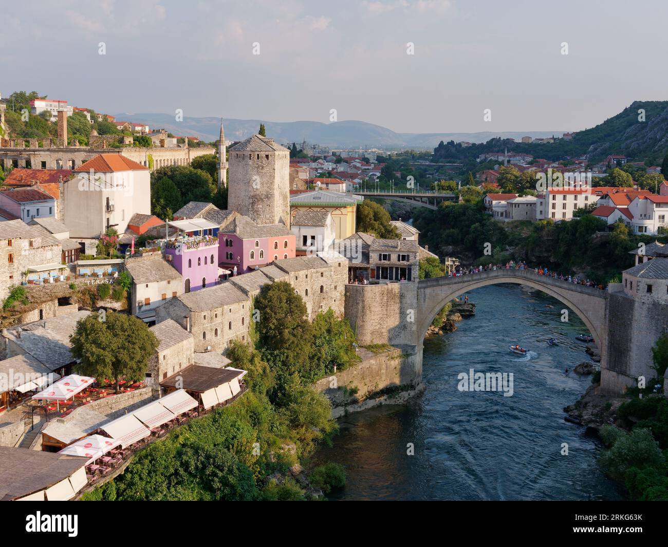 Stari Most (Ponte Vecchio) sul fiume Neretva e la città Vecchia nella città di Mostar, Bosnia ed Erzegovina, 22 agosto 2023. Foto Stock