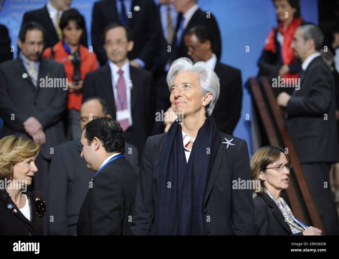 Bildnummer: 55554160 Datum: 16.04.2011 Copyright: imago/Xinhua (110629) -- PECHINO, 29 giugno 2011 (Xinhua) -- foto scattata il 16 aprile 2011 mostra il ministro francese dell'economia, delle finanze e dell'industria Christine Lagarde (fronte) che partecipa alle riunioni di primavera del Fondo monetario internazionale (FMI) e della Banca Mondiale del 2011 a Washington D.C., capitale degli Stati Uniti. Il Fondo monetario internazionale (FMI) ha annunciato il 28 giugno di aver selezionato il ministro delle finanze francese Christine Lagarde come suo prossimo amministratore delegato. (Xinhua/Zhang Jun) (lr) US-FMI-LAGARDE PUBLICATIONxNOTxINxCHN People Politik Foto Stock