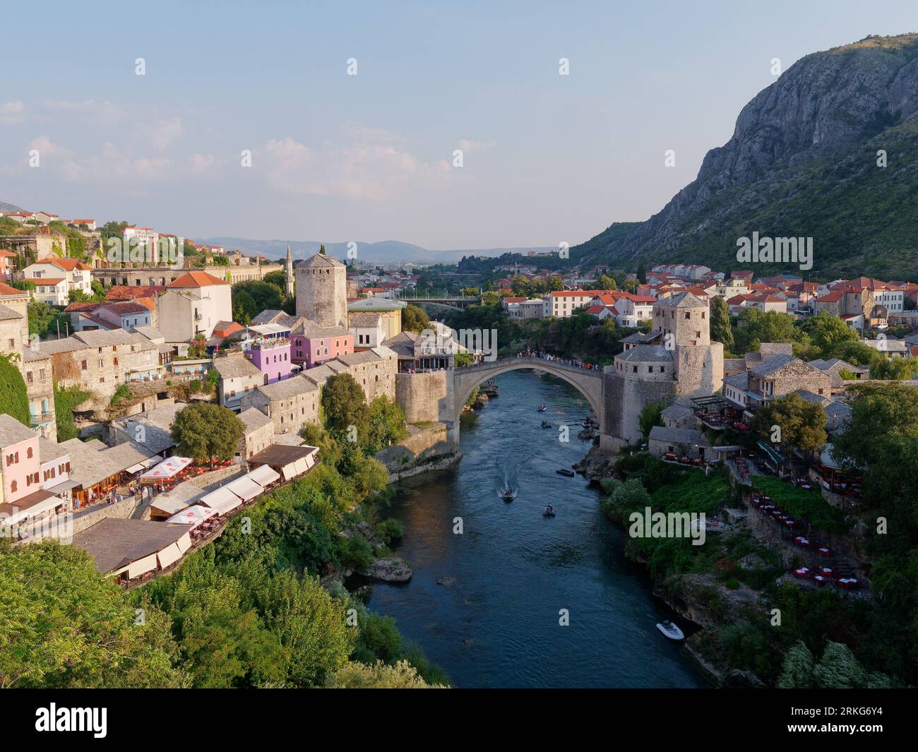 Stari Most (Ponte Vecchio) sul fiume Neretva a Mostar con la montagna, Bosnia ed Erzegovina, 22 agosto 2023. Foto Stock
