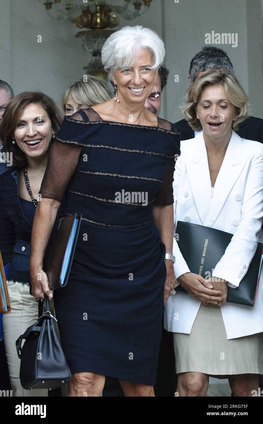 Bildnummer: 55557776 Datum: 29.06.2011 Copyright: imago/Xinhua (110630) -- PARIGI, 30 giugno 2011 (Xinhua) -- il ministro francese dell'economia, delle finanze e dell'industria Christine Lagarde (fronte) lascia l'Elysee Palace dopo la riunione di gabinetto a Parigi, capitale della Francia, il 29 giugno 2011. La nomina di Lagarde come prima donna a capo del FMI è una vittoria per la Francia, ha dichiarato l'ufficio del presidente Nicolas Sakozy. (Xinhua/Nicolas Datiche) (ybg) FRANCIA-PARIGI-FMI-LAGARDE PUBLICATIONxNOTxINxCHN People Politik x0x xtm 2011 hoch premiumd Bildnummer 55557776 Data 29 06 2011 Copyright Imago XINHUA Parigi giugno 30 201 Foto Stock