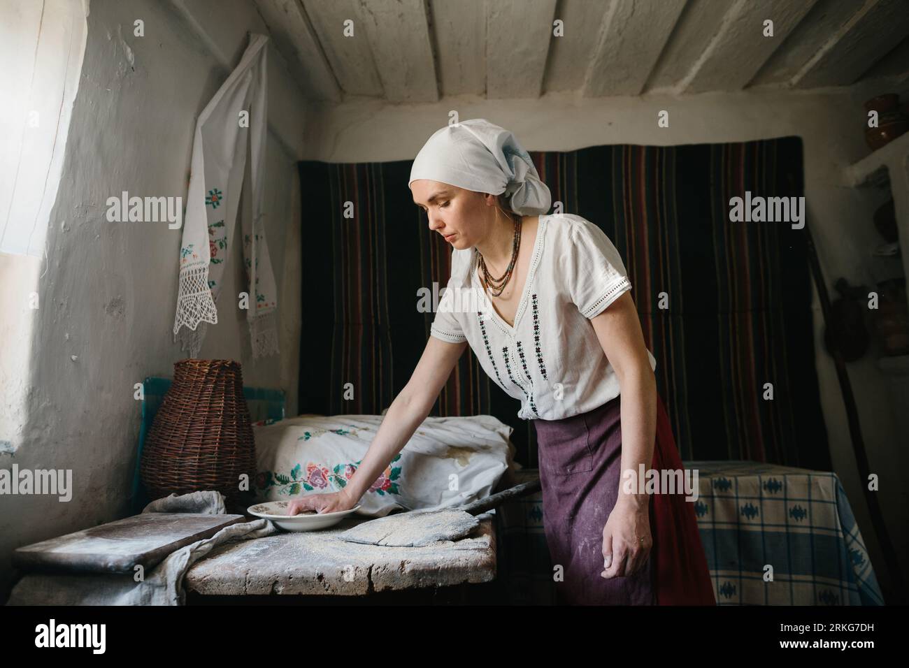 Il processo di cottura del pane fatto in casa nei forni a legna. Foto Stock