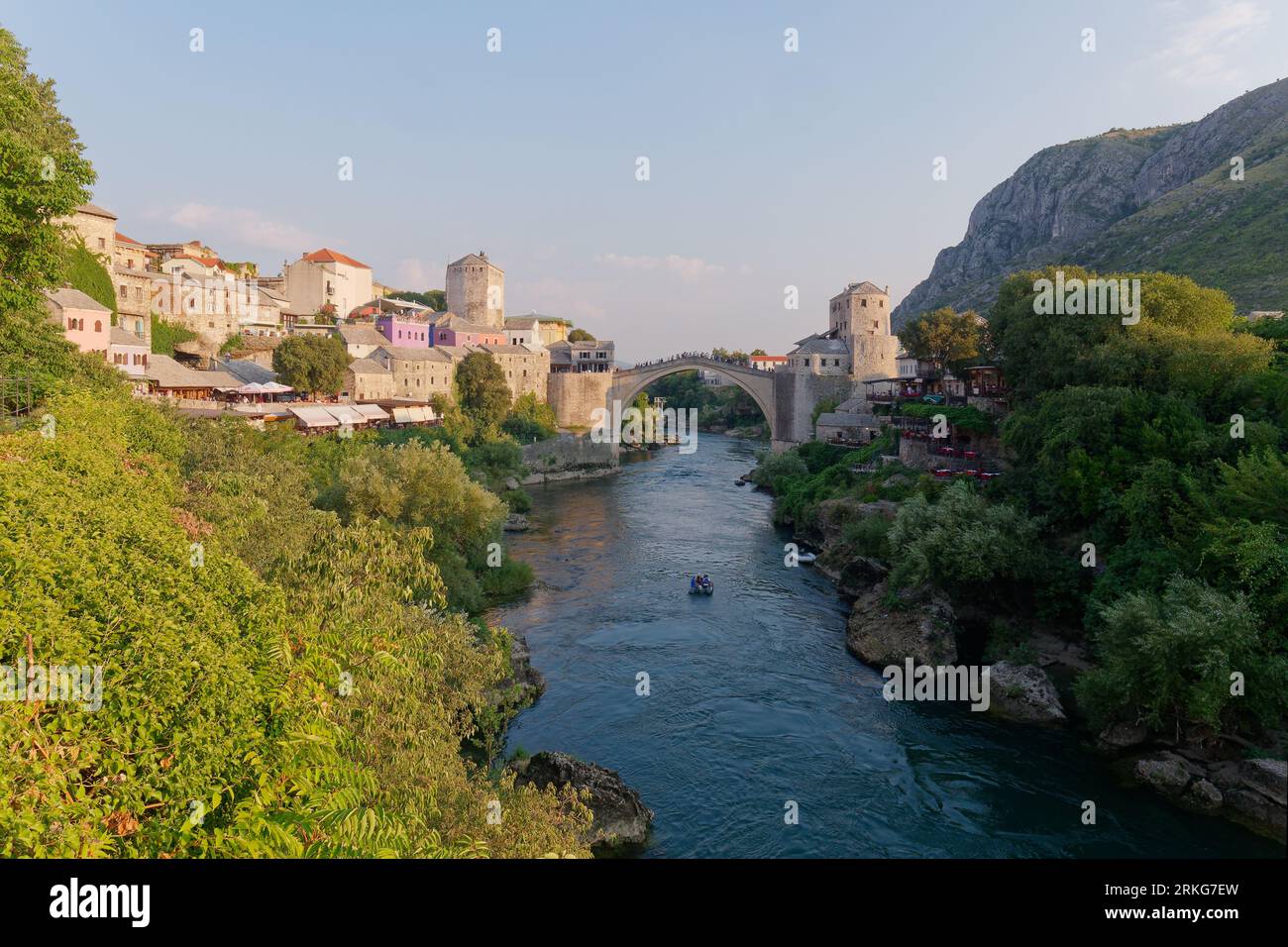 Stari Most (Ponte Vecchio) sul fiume Neretva a Mostar con la montagna a destra, Bosnia ed Erzegovina, 22 agosto 2023. Foto Stock