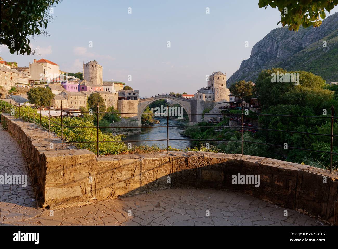 Stari Most (Ponte Vecchio) sul fiume Neretva a Mostar con la montagna a destra, Bosnia ed Erzegovina, 22 agosto 2023. Foto Stock