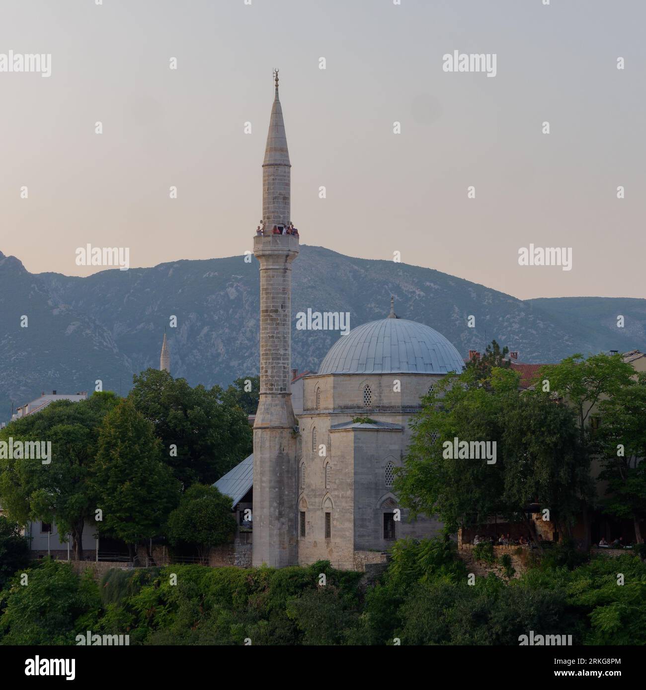 I turisti apprezzano la vista dalla moschea Koski Mehmed Pasha a Mostar in una serata estiva con la montagna alle spalle, Bosnia ed Erzegovina, 22 agosto 2023. Foto Stock