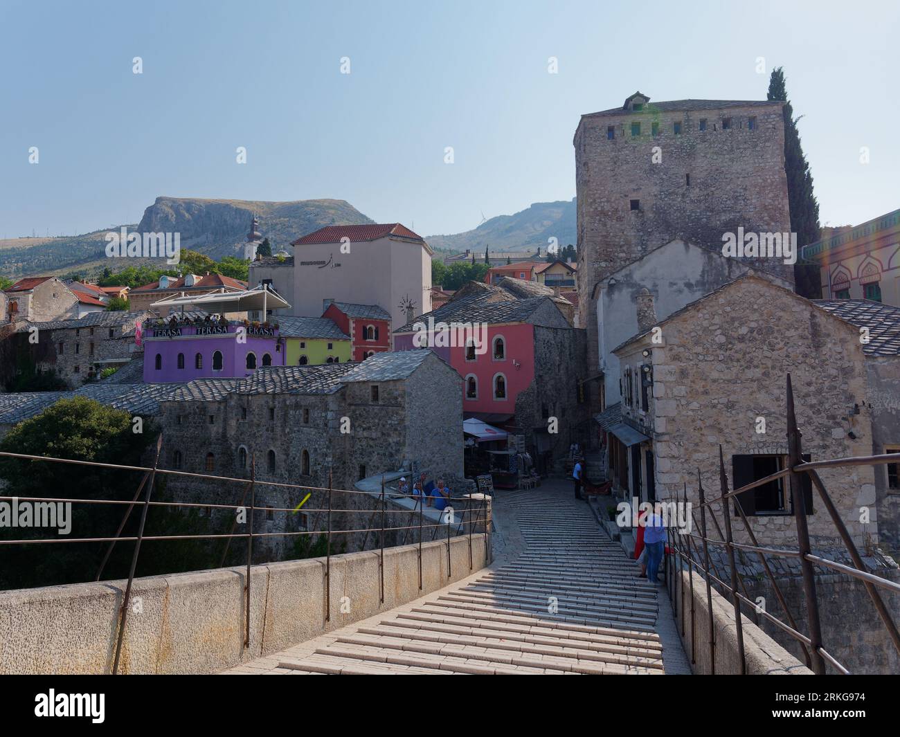Stari Most (Ponte Vecchio) città vecchia di Mostar, sito UNESCO con ristoranti colorati in estate, Bosnia ed Erzegovina, 23 agosto 2023. Foto Stock