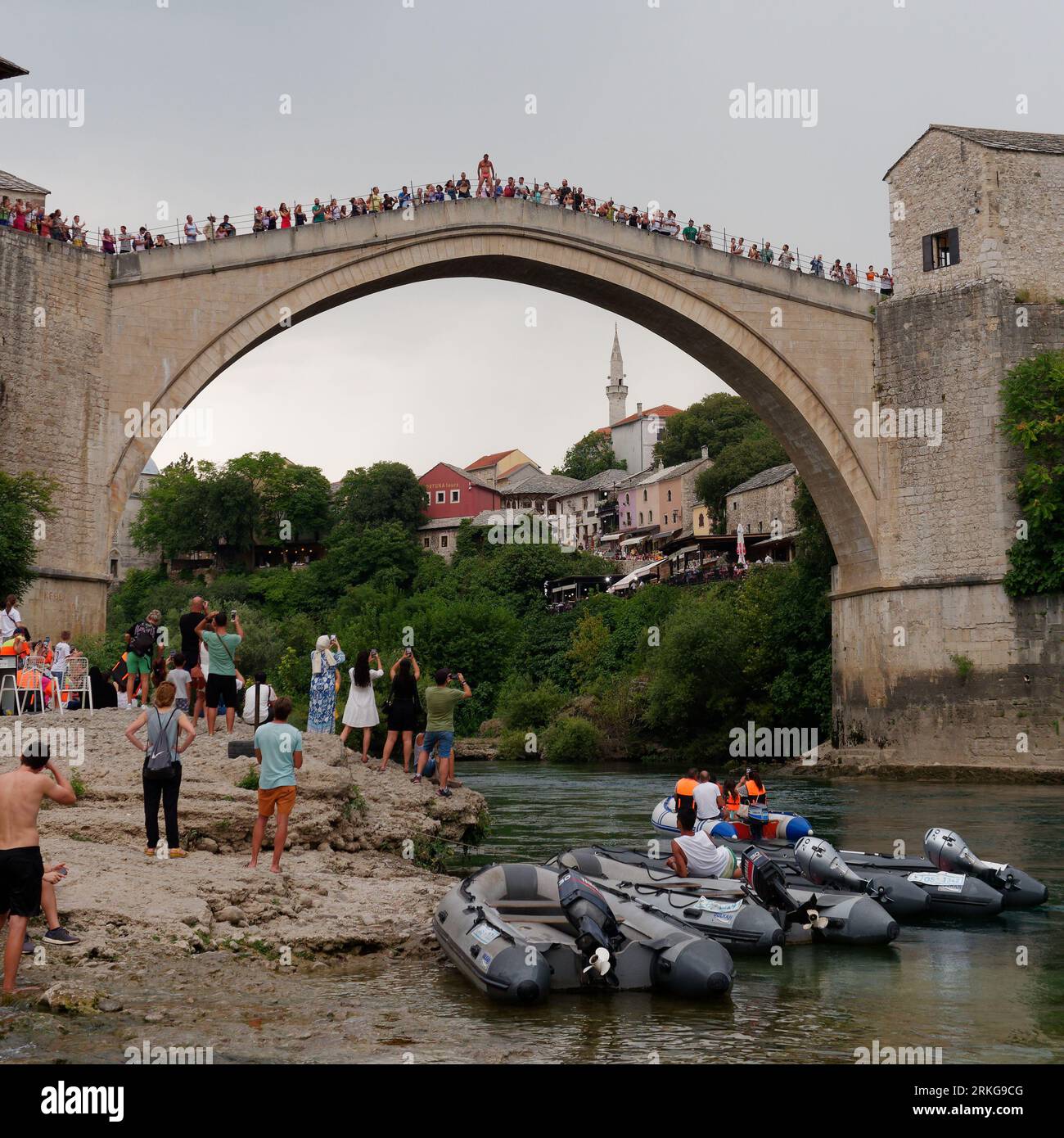 La gente si riunisce per guardare un ponticello mentre si prepara a saltare da Stari Most (Ponte Vecchio) Mostar, Bosnia ed Erzegovina, 23 agosto 2023. Foto Stock