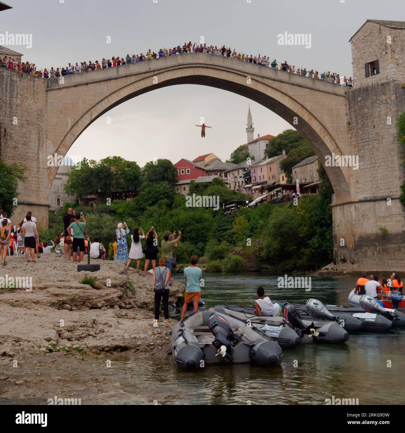 Persone che guardano mentre qualcuno salta da Stari Most (Ponte Vecchio) Mostar, Bosnia ed Erzegovina, 23 agosto 2023. Foto Stock