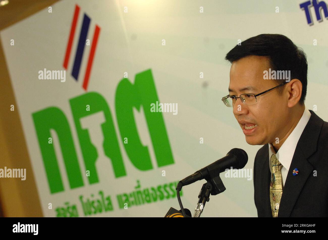 Bildnummer: 55572082 Datum: 05.07.2011 Copyright: imago/Xinhua (110705) - BANGKOK, 5 luglio 2011 (Xinhua) - il Dr. Suthipol Thaweechaikarn, Segretario generale della Commissione elettorale (CE) della Thailandia, annuncia i risultati ufficiali delle elezioni generali thailandesi a Bangkok, Thailandia, il 5 luglio 2011. La CE ha dichiarato che l'affluenza alle urne era del 75% con Pheu Thai, ottenendo la vittoria a 265 dei 500 seggi della camera, inclusi 61 seggi della lista dei partiti tramite voto proporzionale e 204 seggi elettorali tramite voto diretto. (Xinhua/Rachen Sageamsak) (srb) THAILANDIA-BANGKOK-GERNERAL ELECTION PUBLICATIONxNOTxINxCHN PE Foto Stock