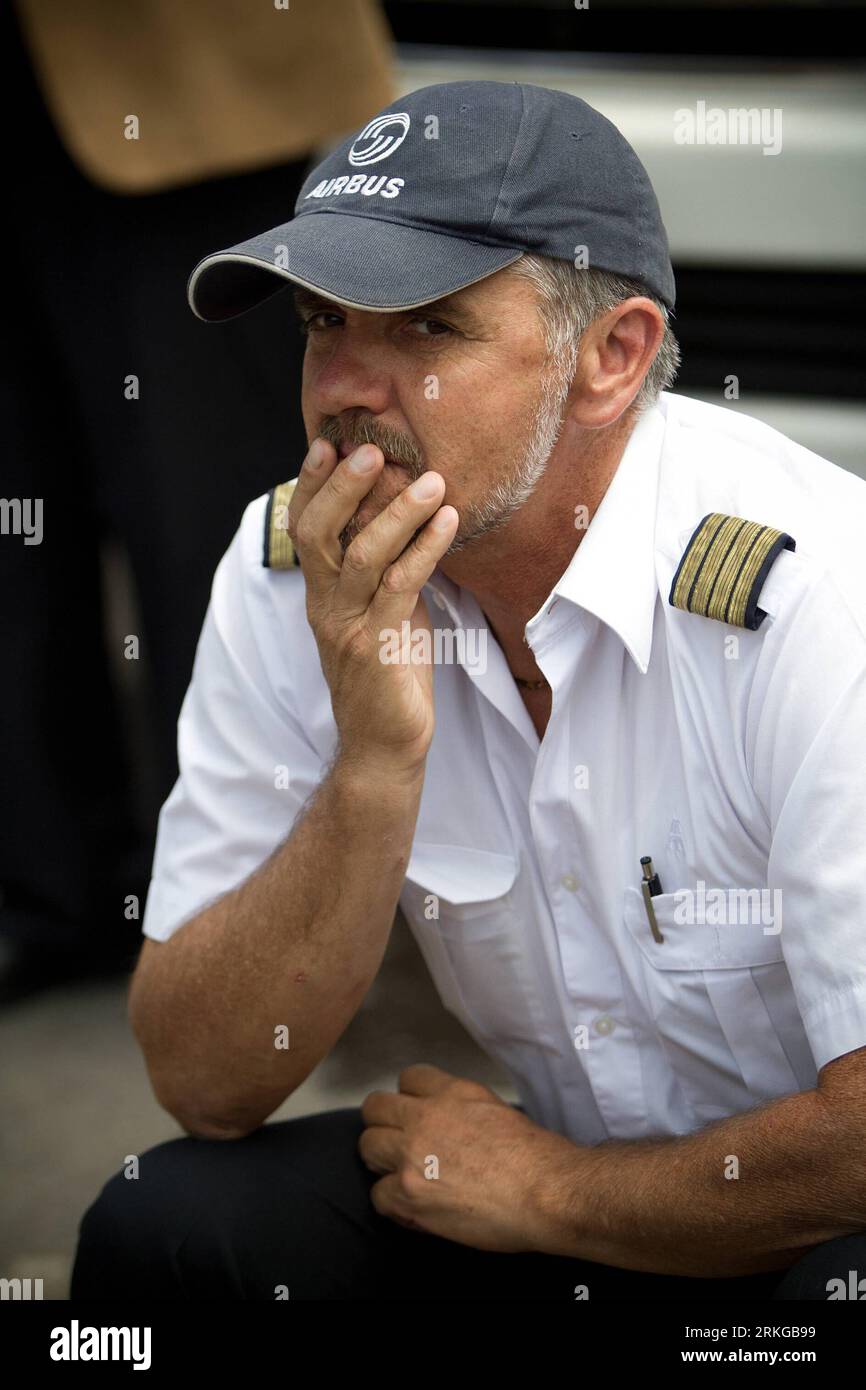 Bildnummer: 55575070 Datum: 06.07.2011 Copyright: imago/Xinhua (110707) - CITTÀ DEL MESSICO, 7 luglio 2011 (Xinhua) - Un pilota della compagnia aerea Mexicana de Aviacion protesta di fronte al Dipartimento della comunicazione e dei trasporti di città del Messico, capitale del Messico, il 6 luglio 2011. Dopo undici mesi di inattività, migliaia di lavoratori, piloti, assistenti di volo e personale della Mexicana de Aviacion rimangono disoccupati dopo il fallimento della compagnia aerea. (Xinhua/Pedro Mera) MESSICO-CITTÀ DEL MESSICO-MEXICANA DE AVIACION-PROTEST PUBLICATIONxNOTxINxCHN Gesellschaft Wirtschaft Luftfahrtindustrie Foto Stock